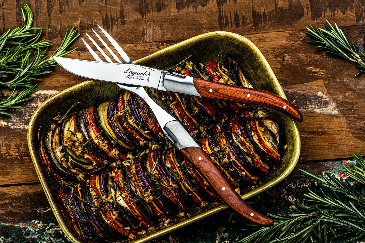 Elegantes Steakmesser aus der Laguiole Luxury Line mit einem Griff aus feinem Pakka-Rosenholz, ideal für stilvolle Tischgedecke.
