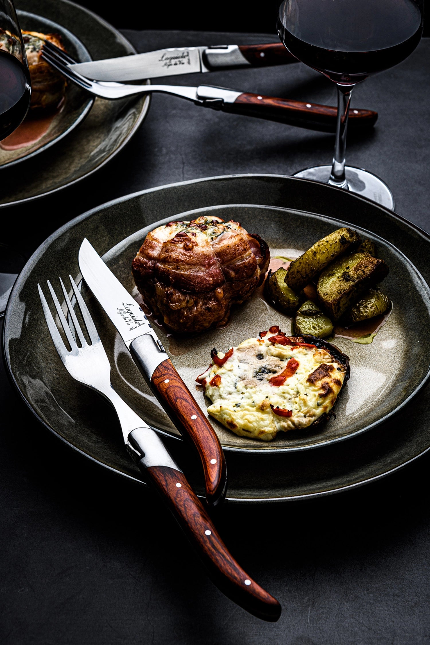 Hochwertiges Steakmesser der Laguiole Luxury Line mit edlem Pakka-Rosenholzgriff, perfekt für anspruchsvolle Grillabende und festliche Anlässe.