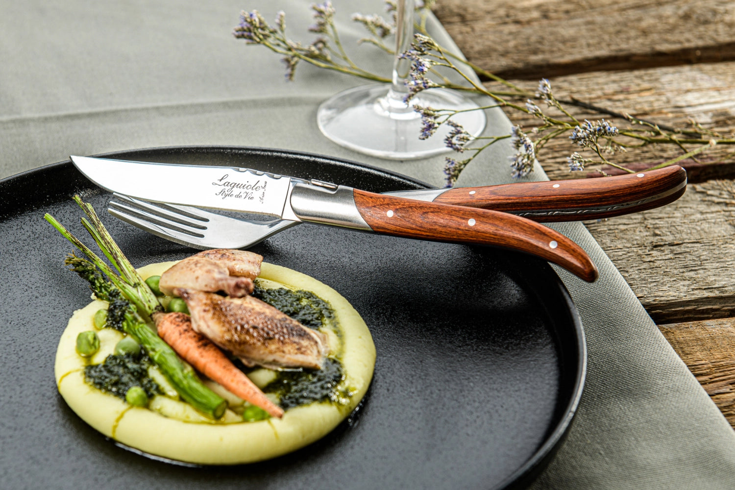 Elegantes Steakmesser aus der Laguiole Luxury Line mit stilvollem Pakka-Rosenholzgriff, ideal für besondere Anlässe und Grillfeiern.