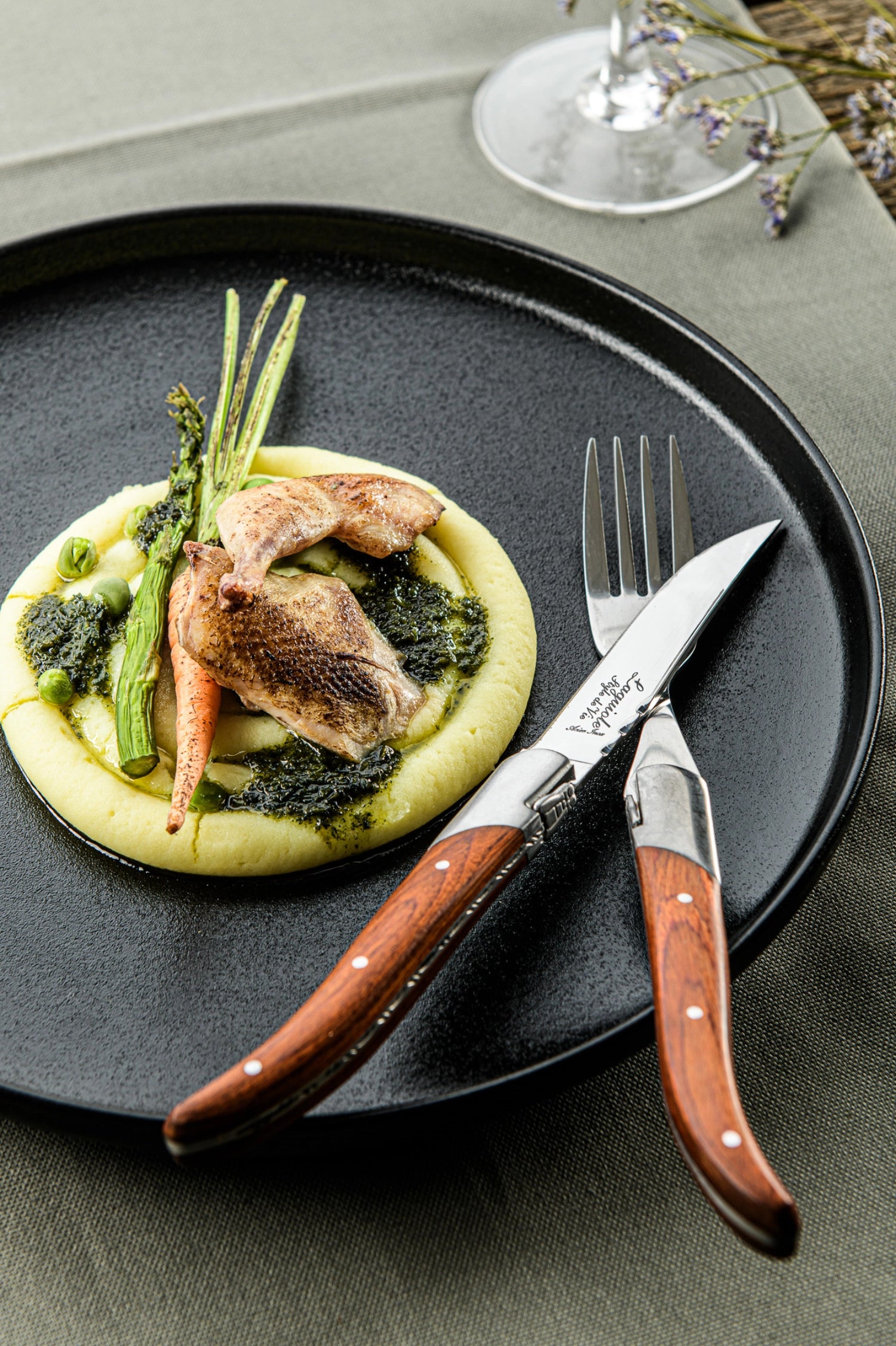 Hochwertiges Steakmesser der Laguiole Luxury Line mit edlem Pakka-Rosenholzgriff, perfekt für feine Tischgedecke und Grillabende.