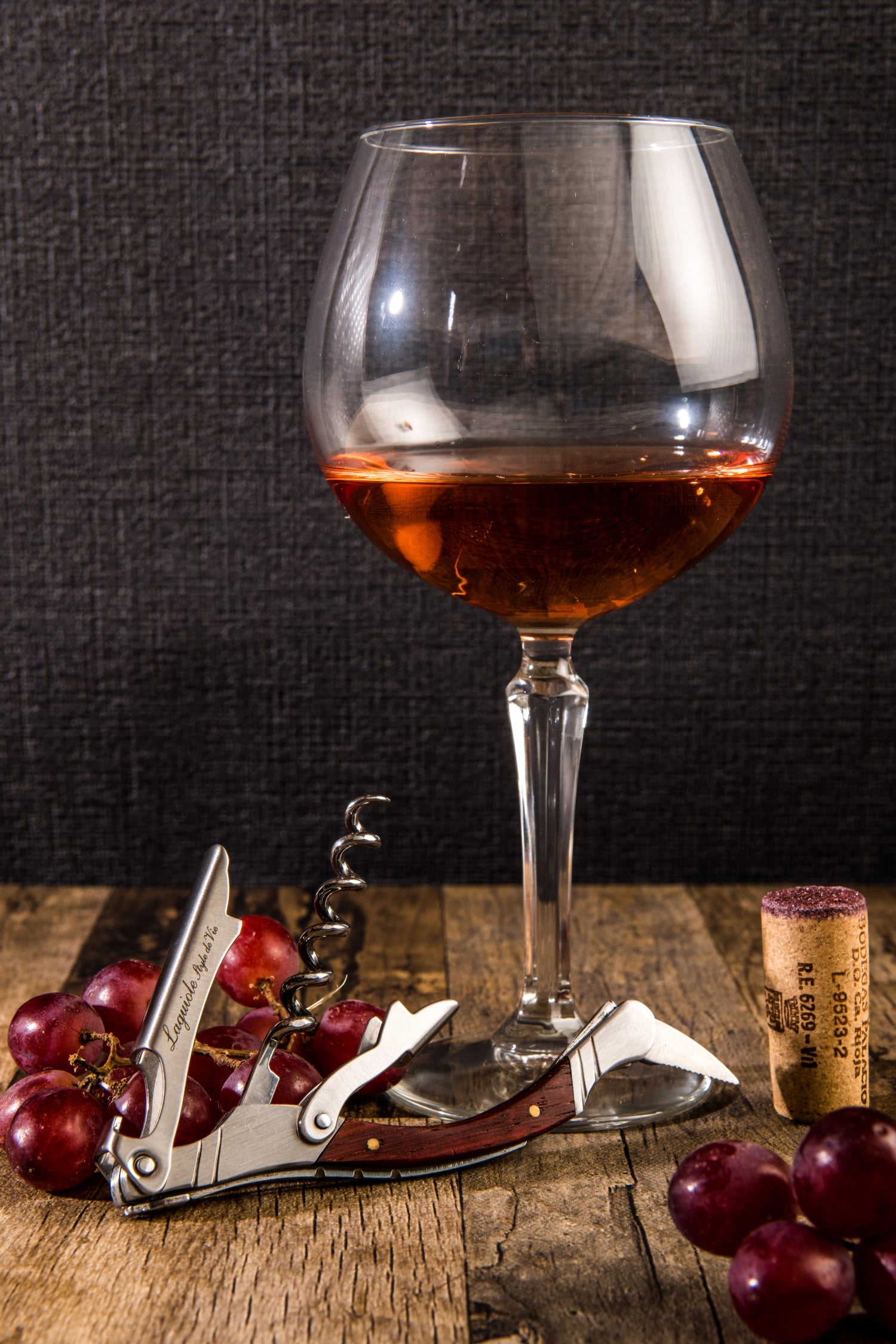 Eleganter Laguiole Luxury Line Korkenzieher in Rosé, hochwertig verarbeitet, ideal für Weinliebhaber und stilvolle Anlässe.