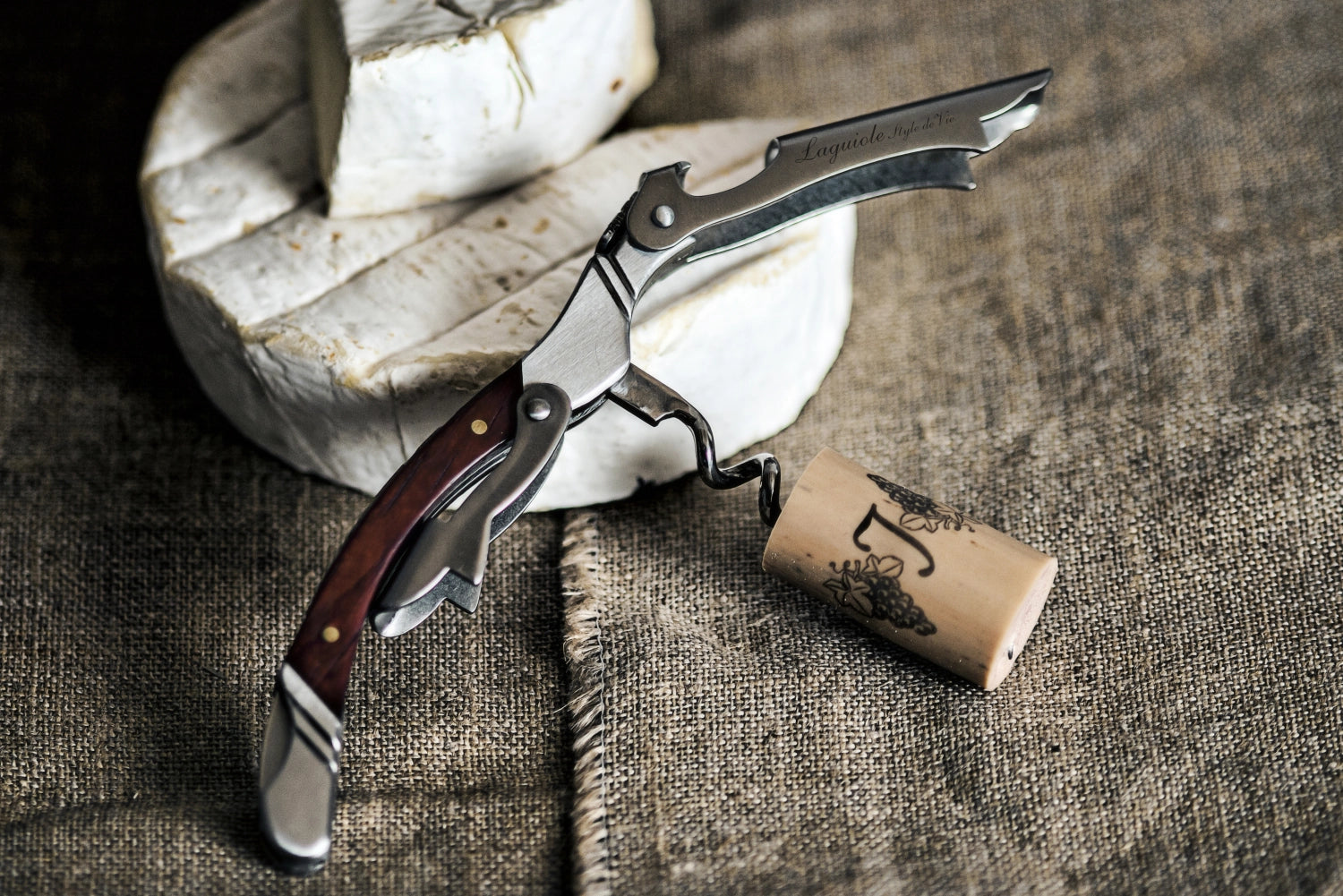 Hochwertiger Korkenzieher aus der Laguiole Luxury Line in edlem Rosé, perfekt für anspruchsvolle Weinfreunde und festliche Gelegenheiten.