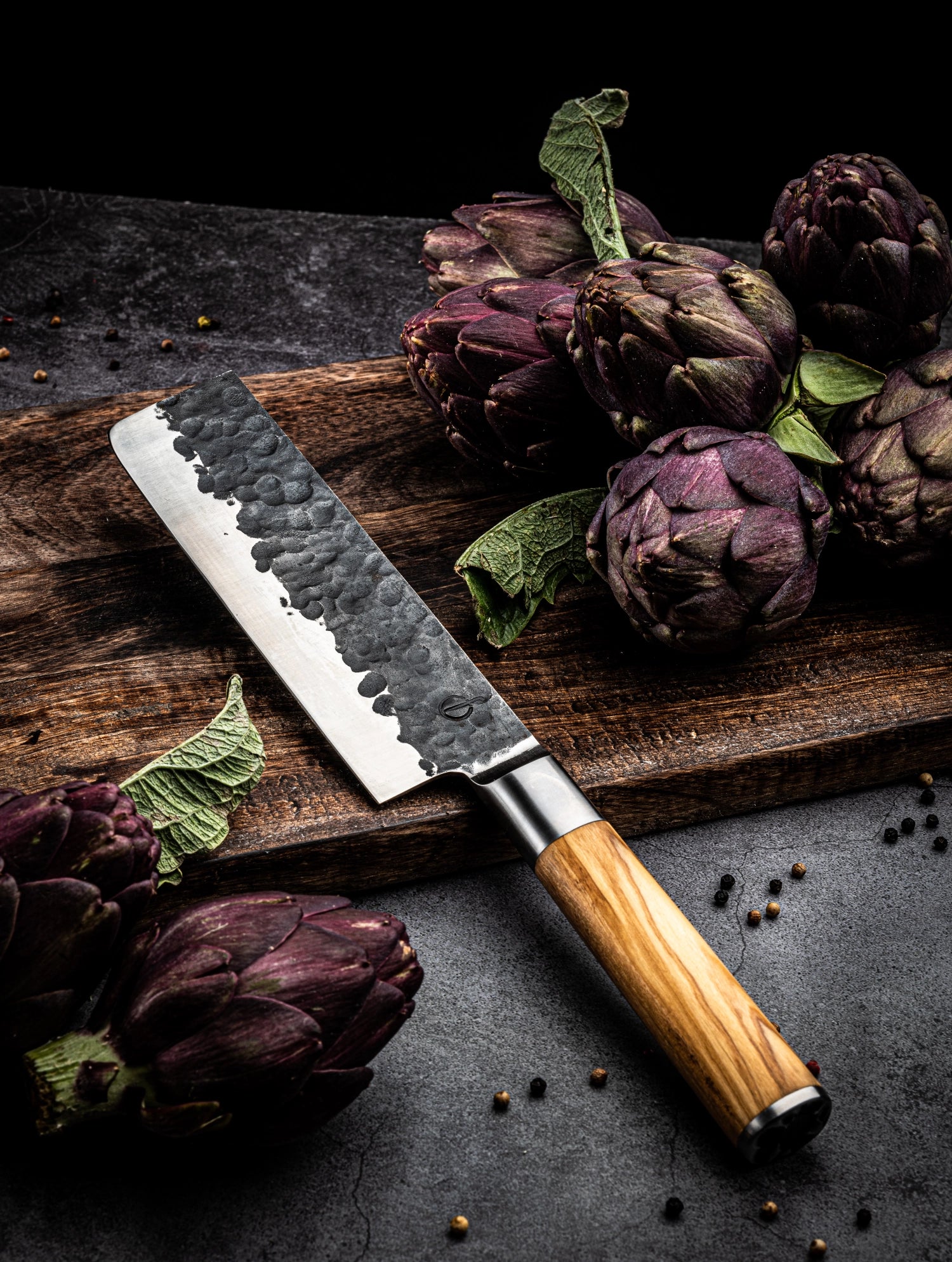 Hochwertiges 18 cm Hackbeil aus edlem Olivenholz von Forged, ideal für präzises Hacken und Schneiden in der Küche.