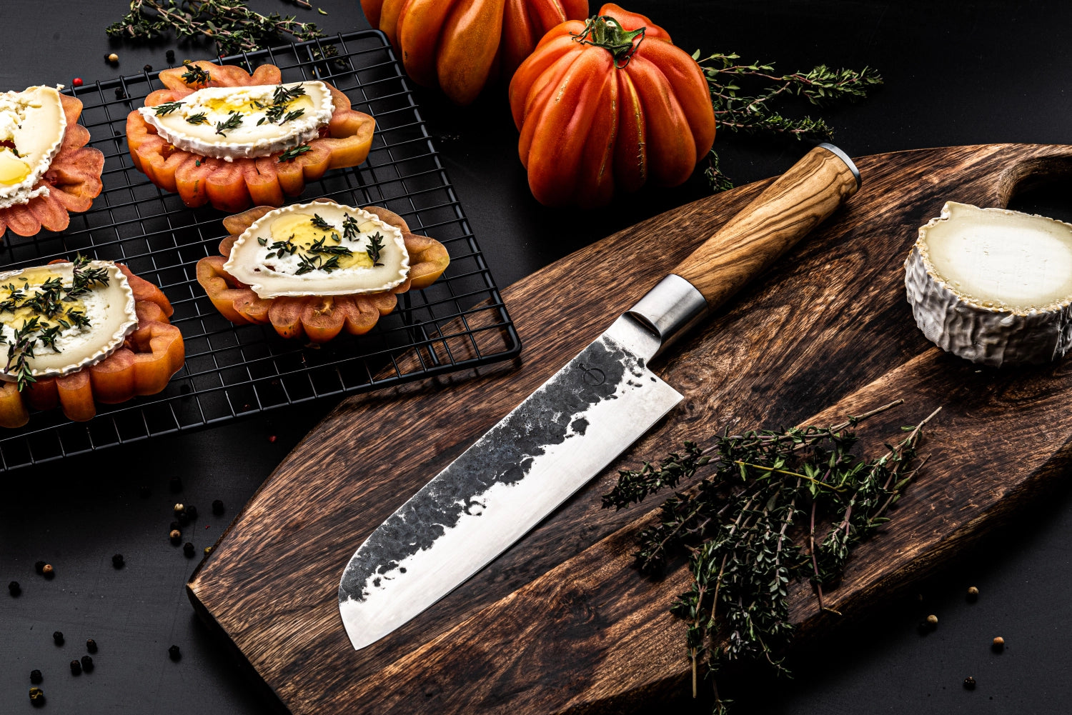 Hochwertiges Santokumesser 18cm aus Olivenholz von Forged, perfekt für feine Schneidarbeiten und komfortable Handhabung in der Küche.