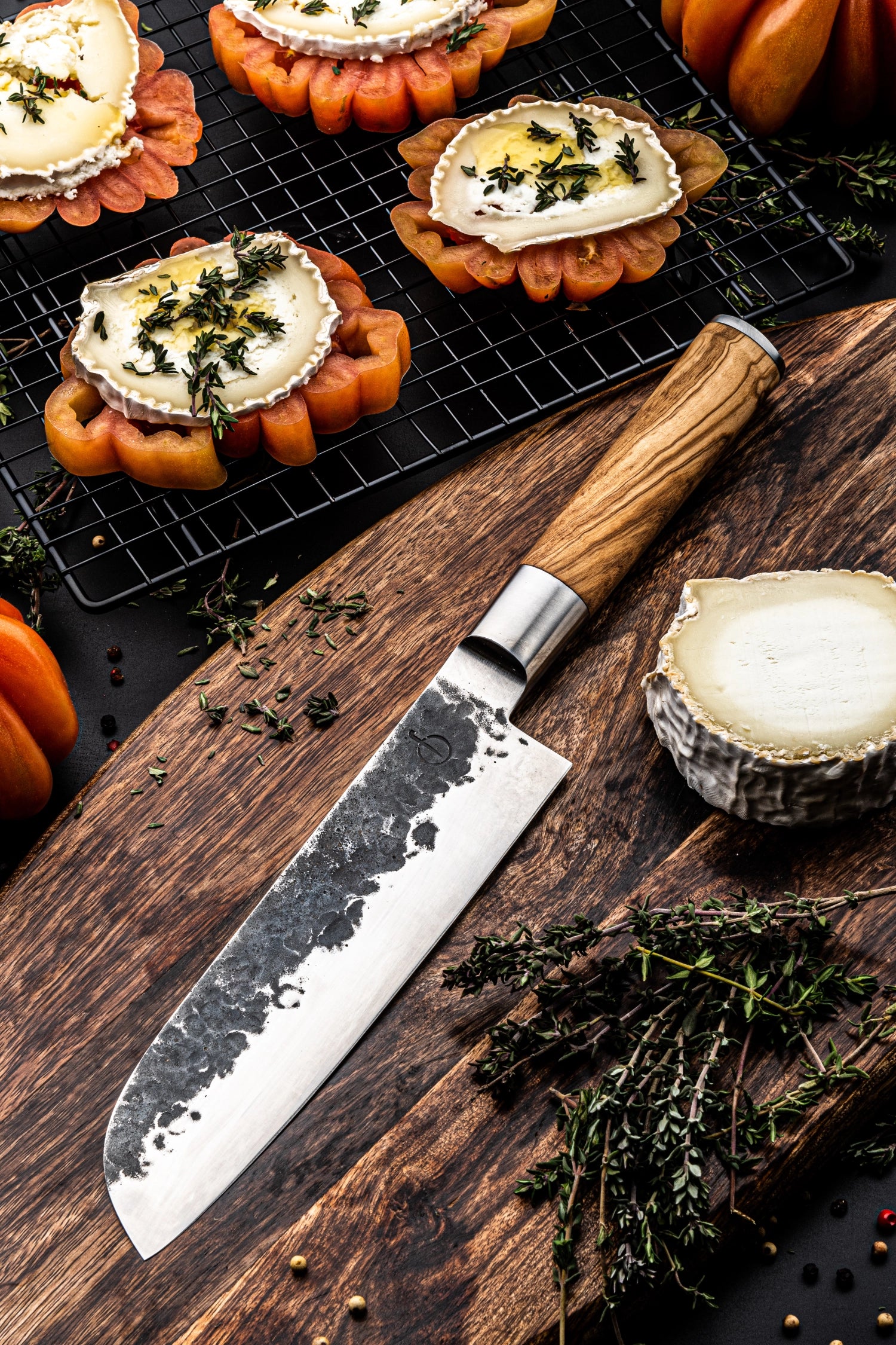 Elegantes 18 cm Santokumesser aus Olivenholz von Forged, ideal für präzises Schneiden und stilvolles Kochen.