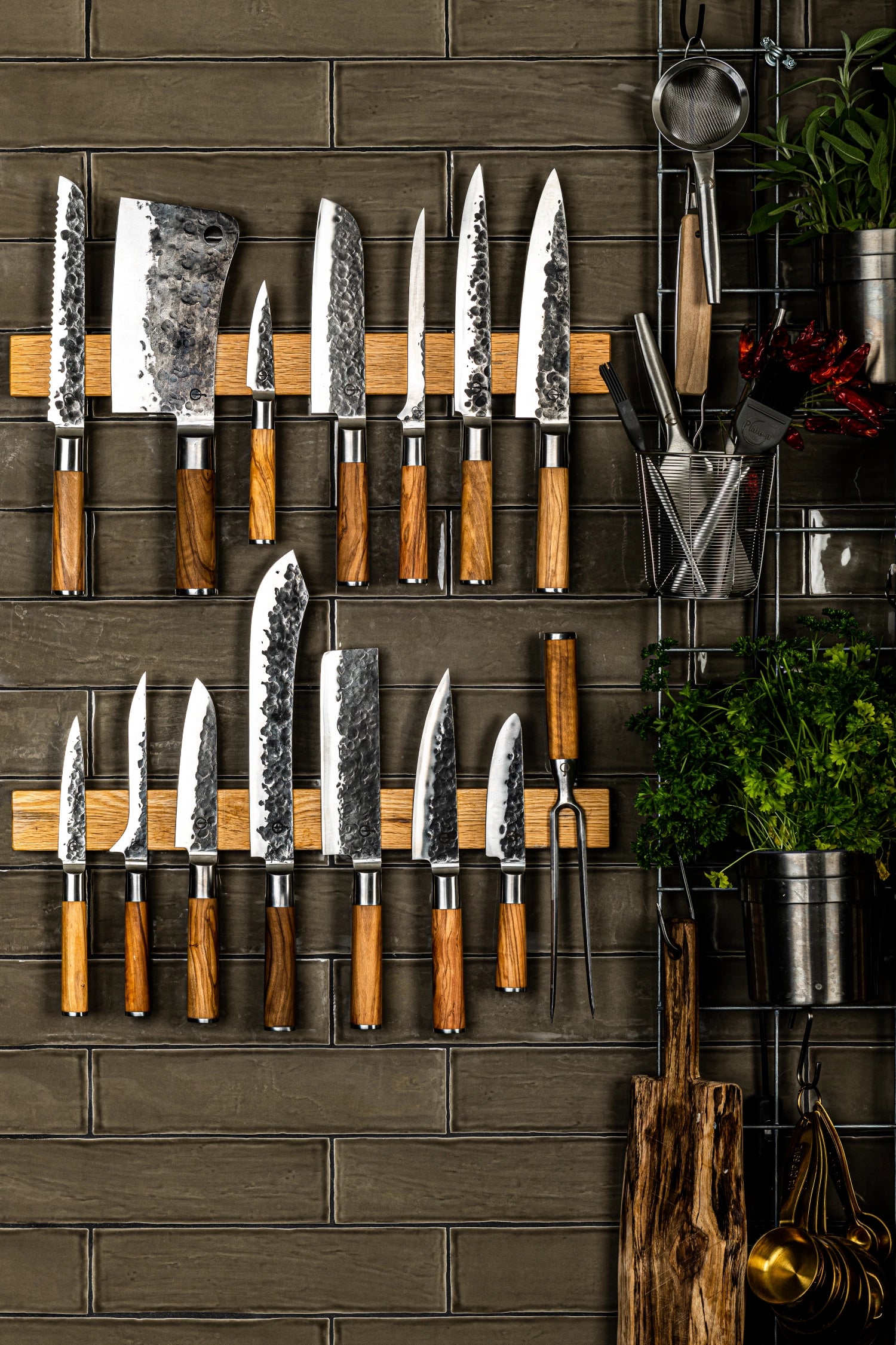 Elegantes Santokumesser mit 18 cm Klinge aus edlem Olivenholz, ideal für präzise und vielseitige Schneidetechniken in der Küche.