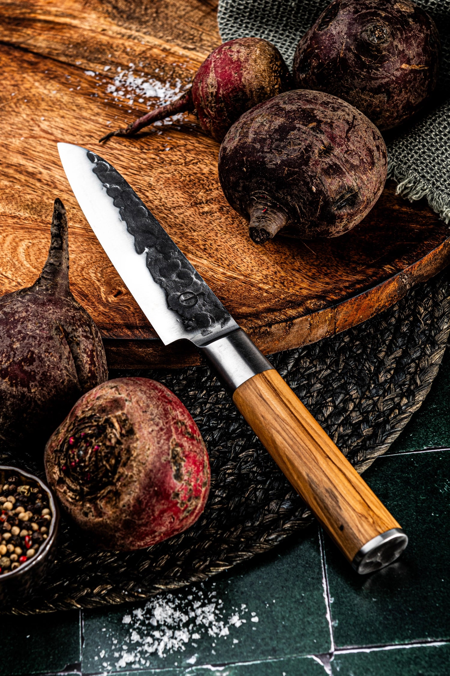 Elegantes Santokumesser mit 13 cm Klinge aus edlem Olivenholz, perfekt für präzise Schnitte und vielseitige Einsatzmöglichkeiten in der Küche.