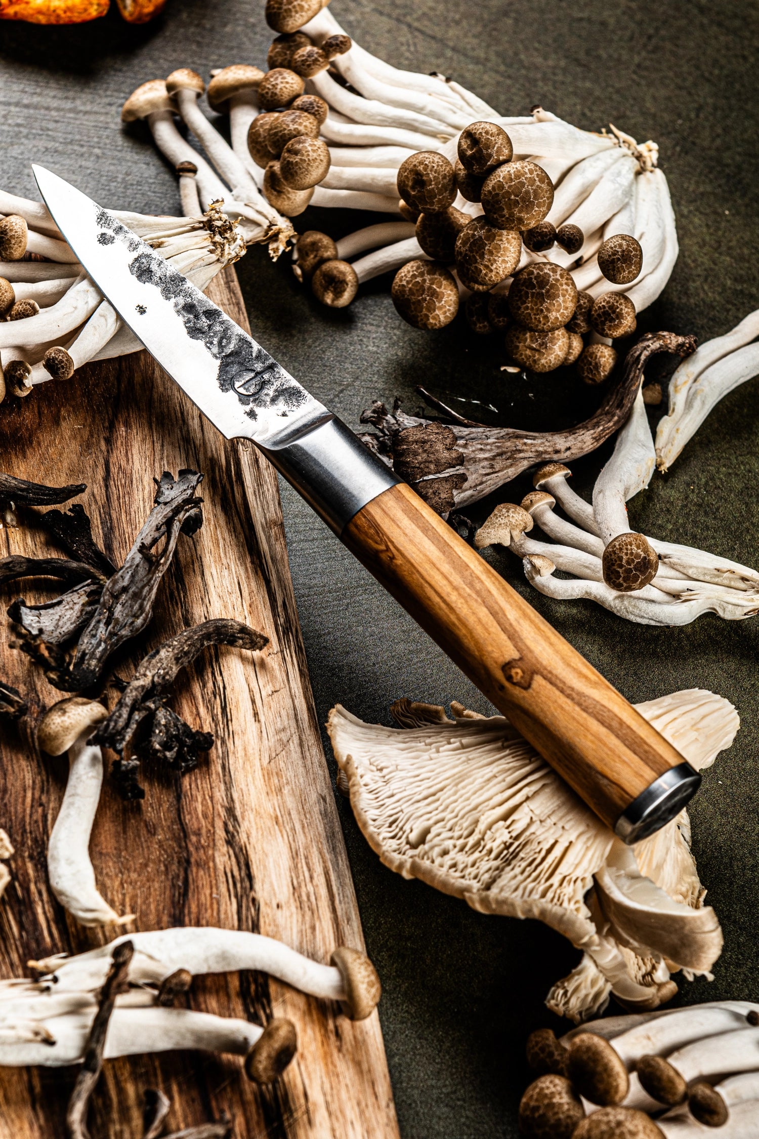 Elegantes Olive Schälmesser mit 9 cm Klinge von Forged, perfekt für feines Schälen und die Zubereitung von Obst und Gemüse.