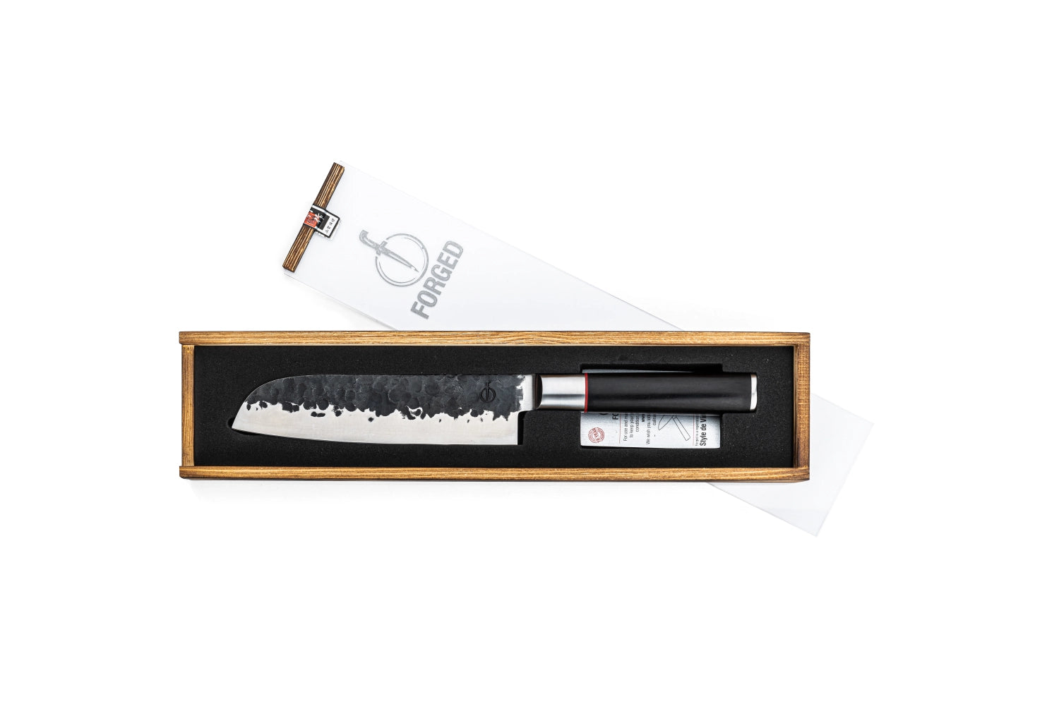 Elegantes 18 cm Santokumesser von Forged mit ergonomischem gelben Griff, ideal für präzises Schneiden und vielseitige Kochtechniken.