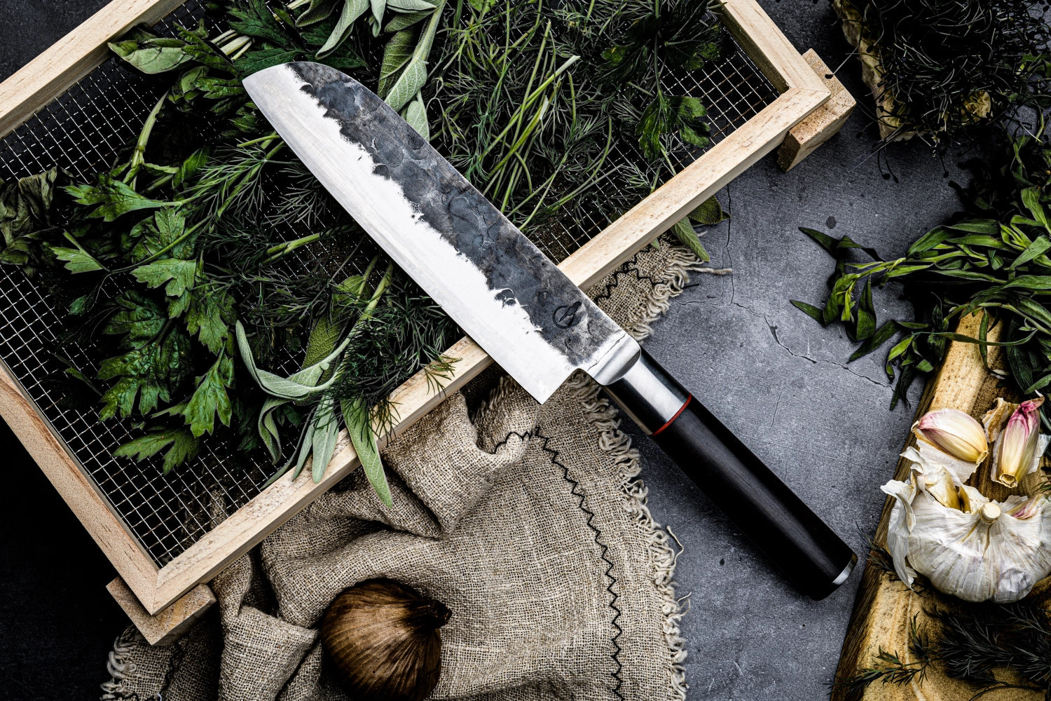 Hochwertiges Santokumesser von Forged, 18 cm lang, mit gelbem Griff, perfekt für präzise Schneidarbeiten in der Küche.