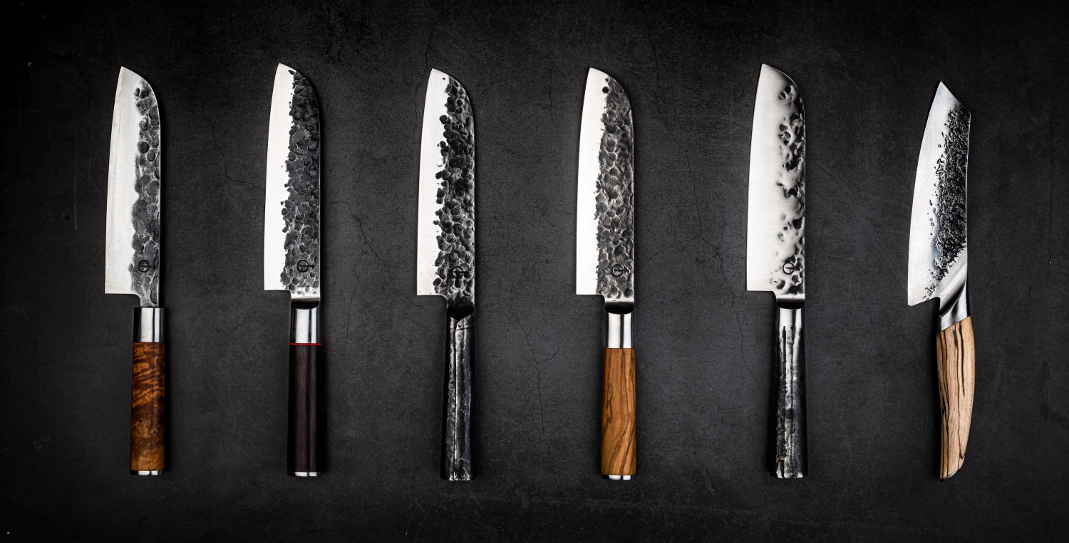 Elegantes 18 cm Santokumesser von Forged mit ergonomischem gelben Griff, ideal für präzise Schneidarbeiten in der Küche.