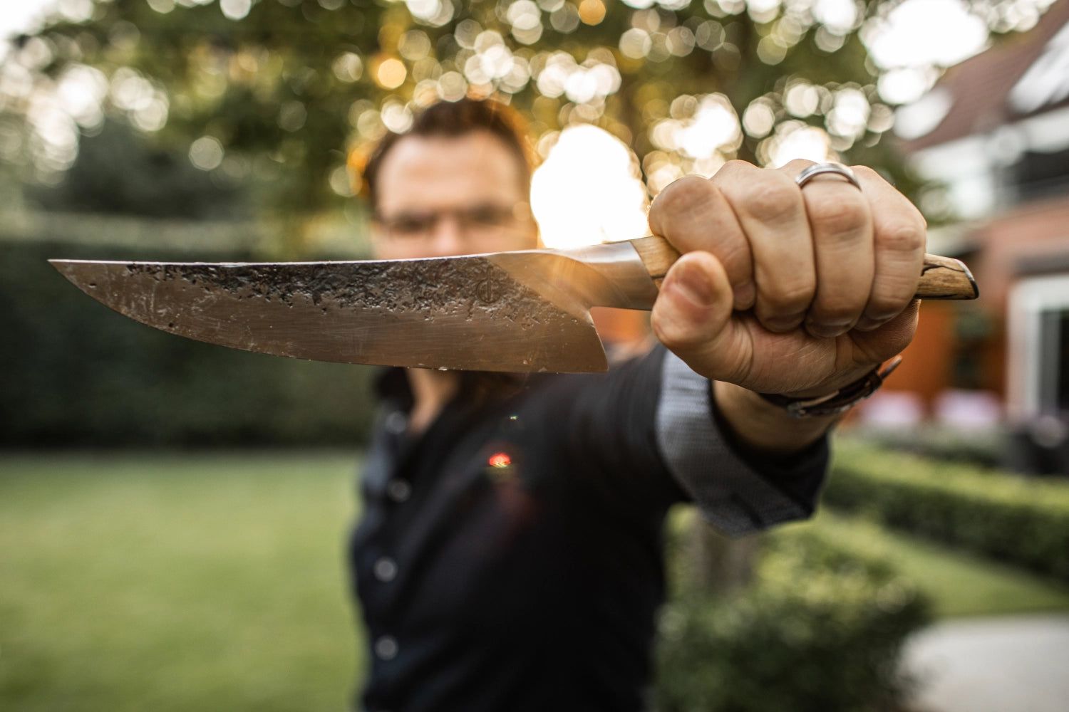 Elegantes Katai Kochmesser mit 20 cm Klinge, perfekt für präzises Schneiden in der Küche, vereint Funktionalität und stilvolles Design.