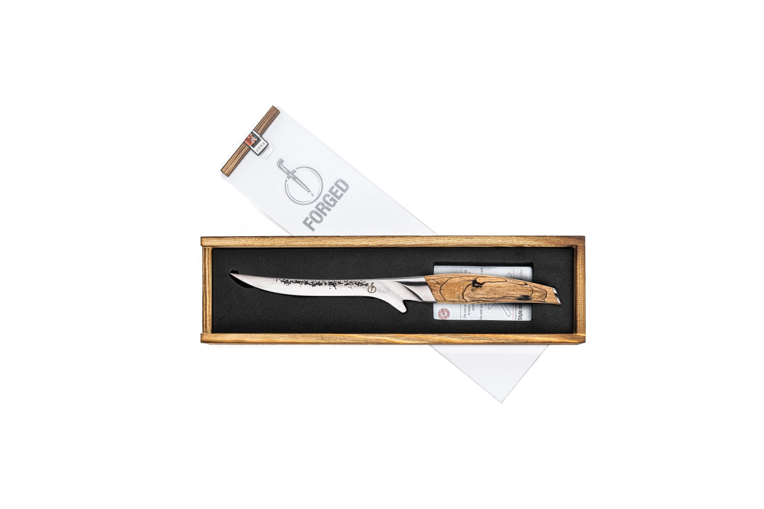 Hochwertiges Katai Ausbeinmesser mit 15 cm Klinge, perfekt zum Ausbeinen von Fleisch, mit rutschfestem Griff für optimale Handhabung.