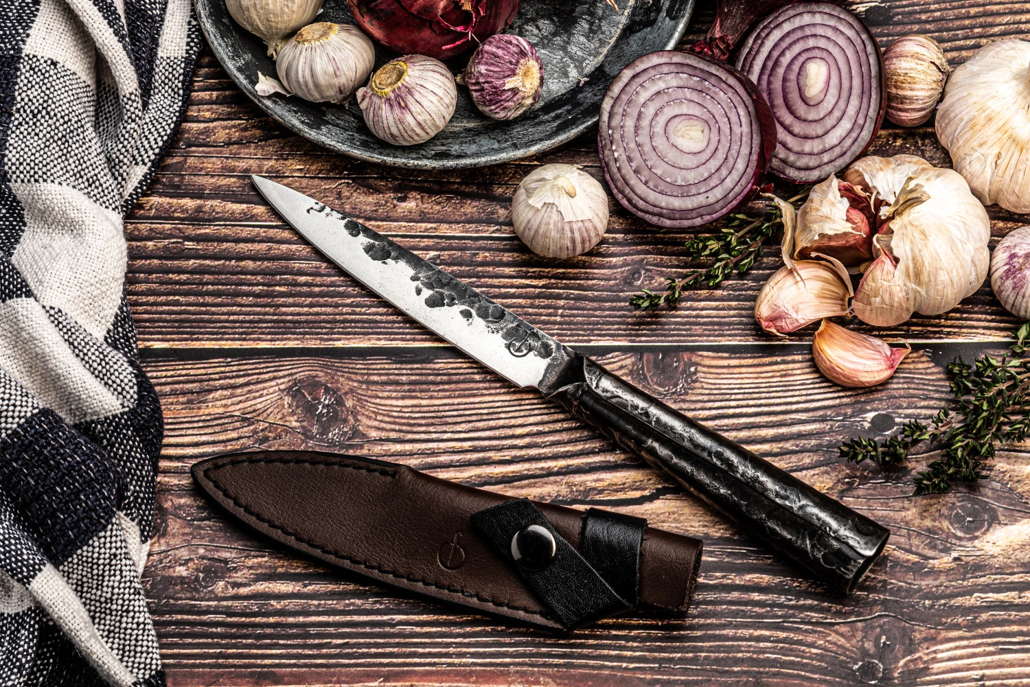 Elegantes Lederetui für Universalmesser von Forged, ideal für den sicheren Transport und Schutz Ihrer Messer. Hochwertige Verarbeitung und stilvolles Design.
