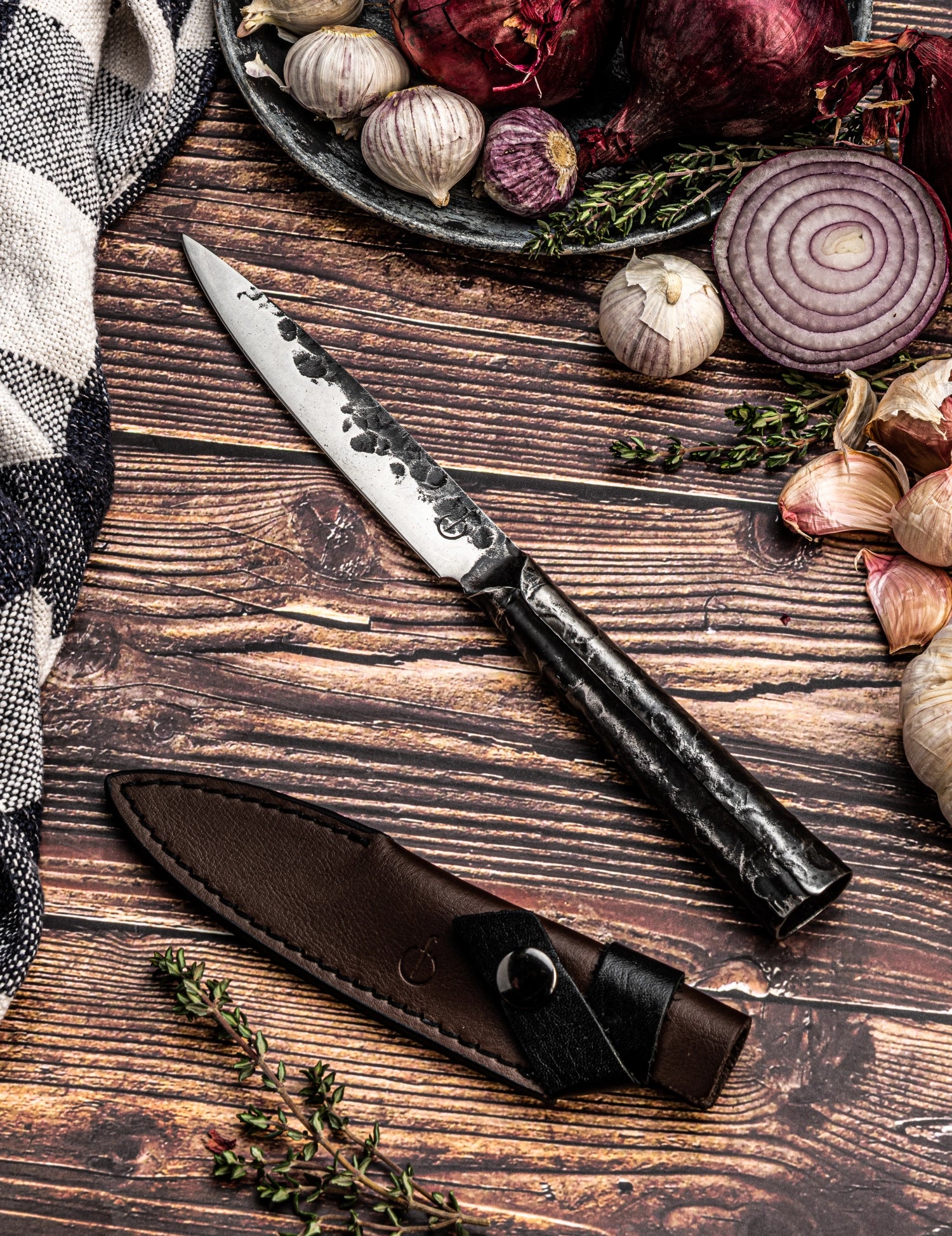 Hochwertiges Lederetui für Universalmesser von Forged, perfekt für die Aufbewahrung und den Schutz Ihrer Messer mit elegantem Design.