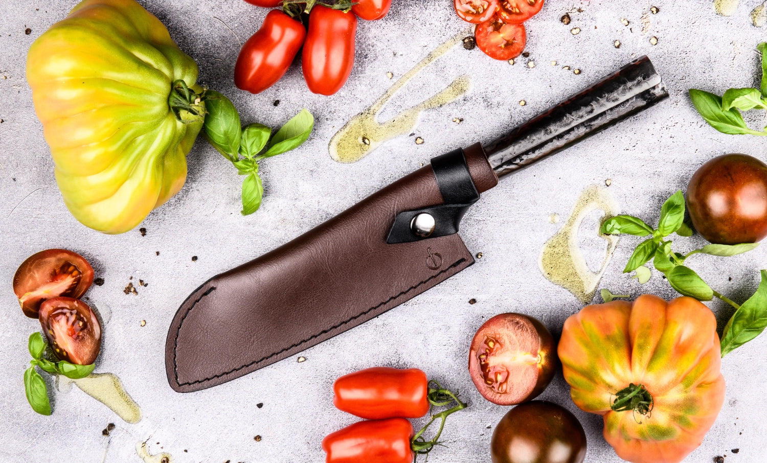 Elegantes Lederetui für Santokumesser 18 von Forged, idealer Schutz und stilvolle Aufbewahrung für Ihre Küchenmesser.