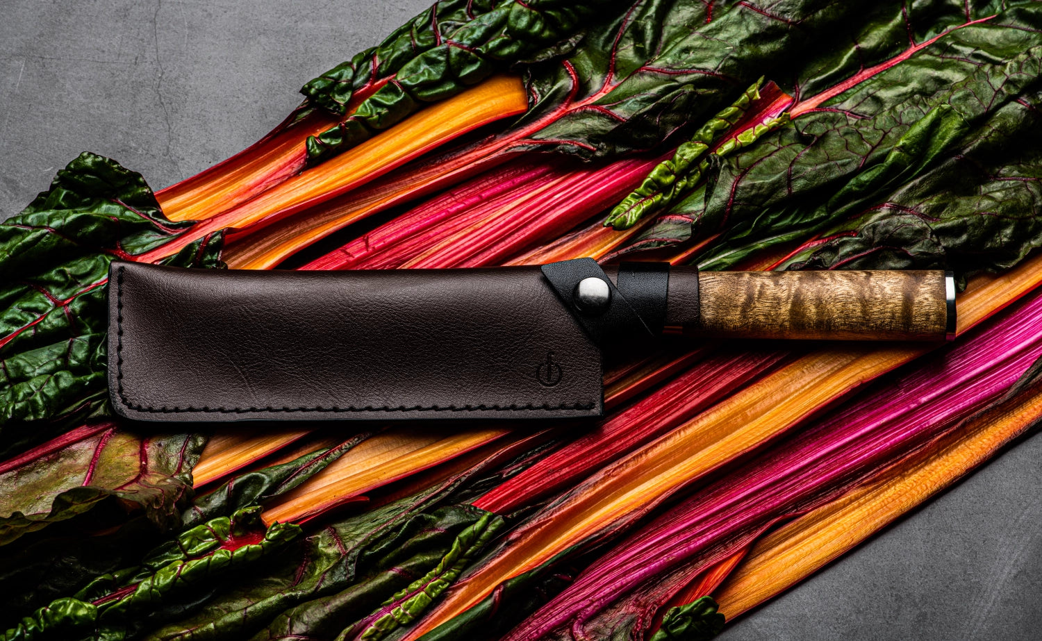 Elegantes Lederetui für Hackbeile von Forged, ideal zum Schutz und zur Aufbewahrung hochwertiger Küchenmesser.