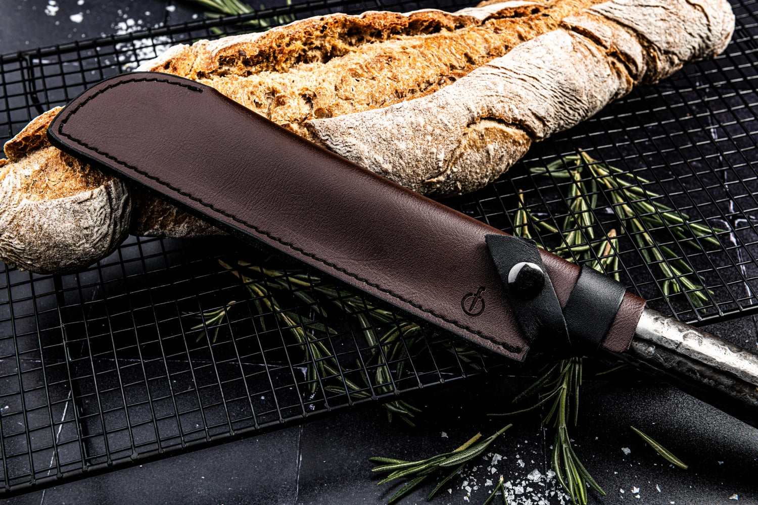Elegantes Lederetui für Brotmesser von Forged, schützt und präsentiert Ihr Brotmesser stilvoll. Perfekt für die Küche und den Esstisch.
