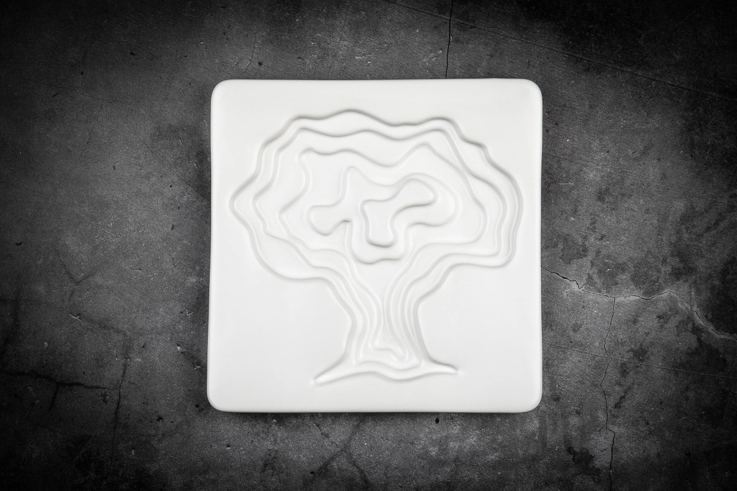 Handgefertigte Keramikschale mit kunstvollem Baummotiv, ideal für Olivenöl und als dekoratives Element auf jedem Tisch.