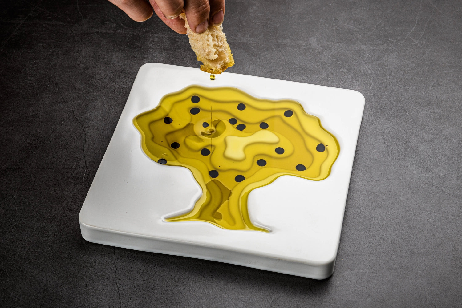 Handgefertigte Keramikschale mit kunstvollem Baum-Motiv, ideal für Olivenöl und als dekoratives Element auf jedem Tisch.