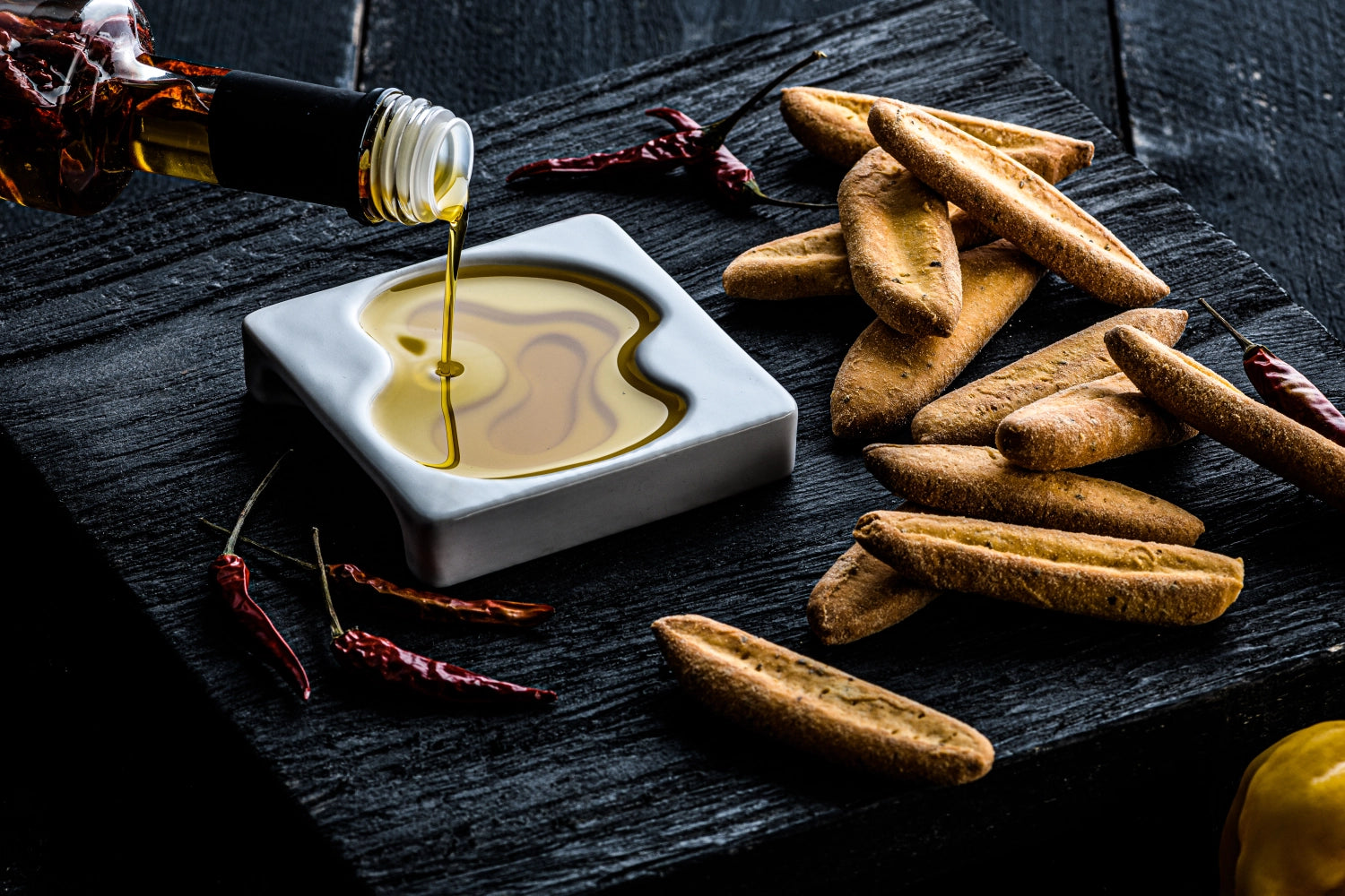 Elegantes 2er Set aus Keramikschälchen für Olivenöl, ideal für Dips und als dekoratives Element auf jedem Tisch.