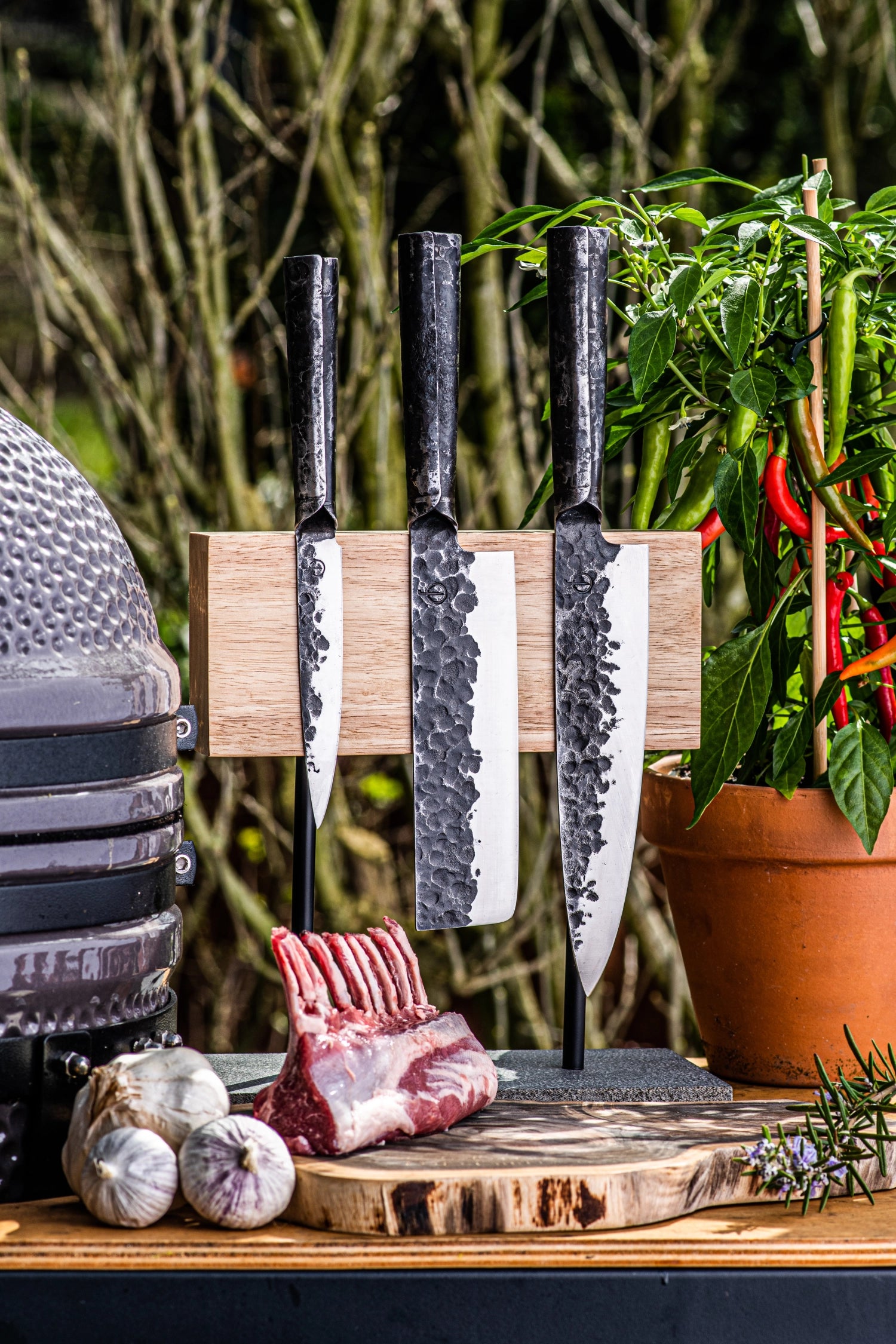 Magnetic knife block oak on natural stone foot