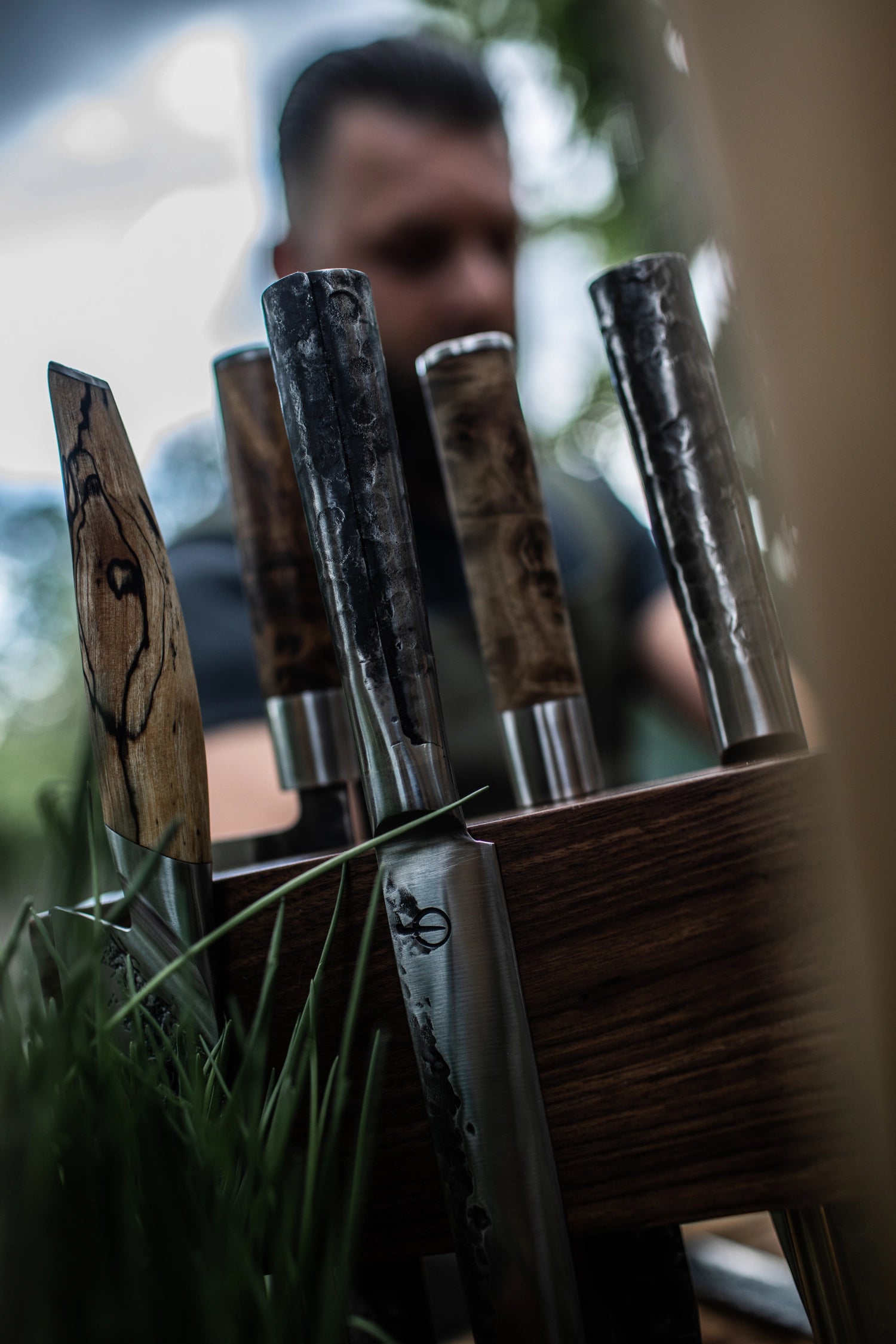 Eleganter Messerblock aus Walnussholz mit stabiler Natursteinbasis, ideal für die sichere und ansprechende Präsentation Ihrer Messer.