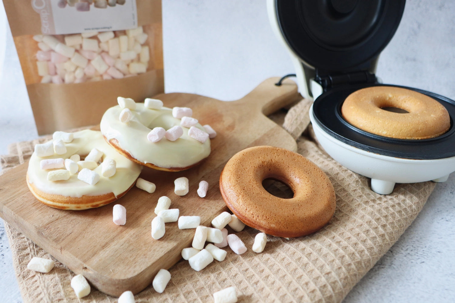 Mini Donut Factory von Scrap Cooking: Kompaktes Küchengerät zur Herstellung von köstlichen Mini-Donuts für kreative Backabenteuer.