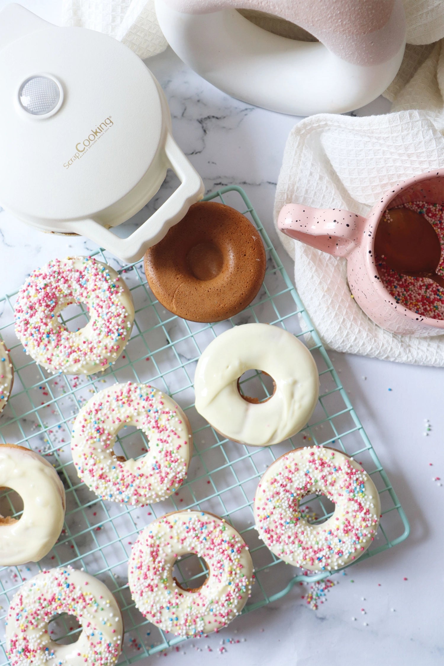 Kreative Mini-Donut-Maschine von Scrap Cooking: Perfekt für die Zubereitung von leckeren, kleinen Donuts in verschiedenen Geschmacksrichtungen.