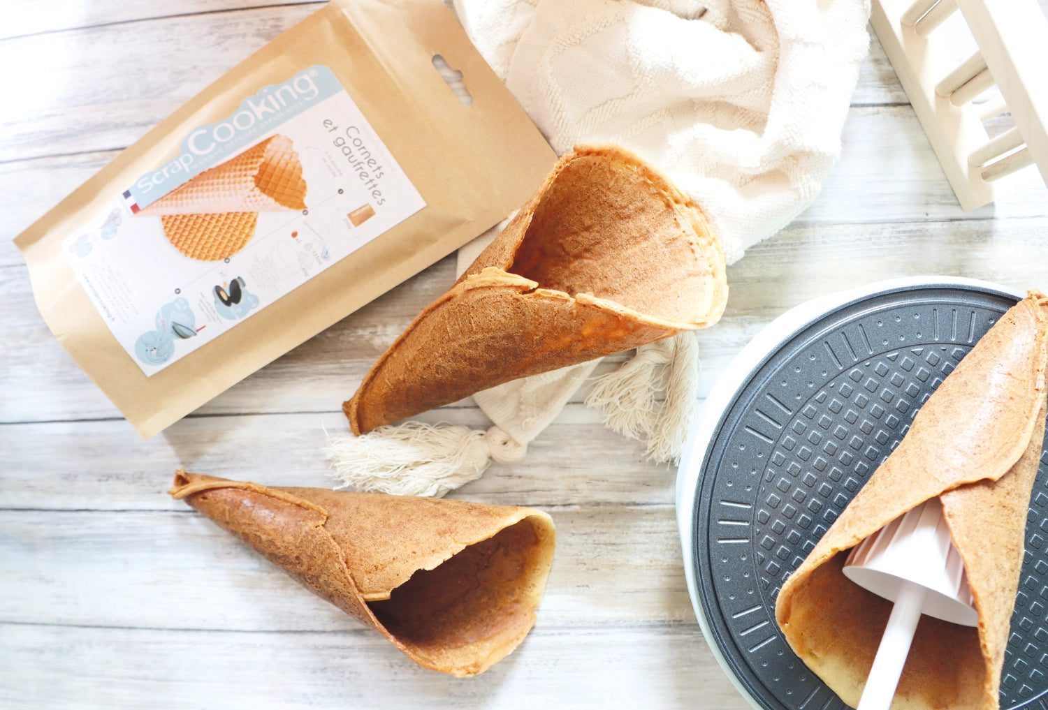 Waffel- und Cornet-Maschine von Scrap Cooking, perfekt für die Herstellung von knusprigen Waffeln und Eiswaffeln für zu Hause.