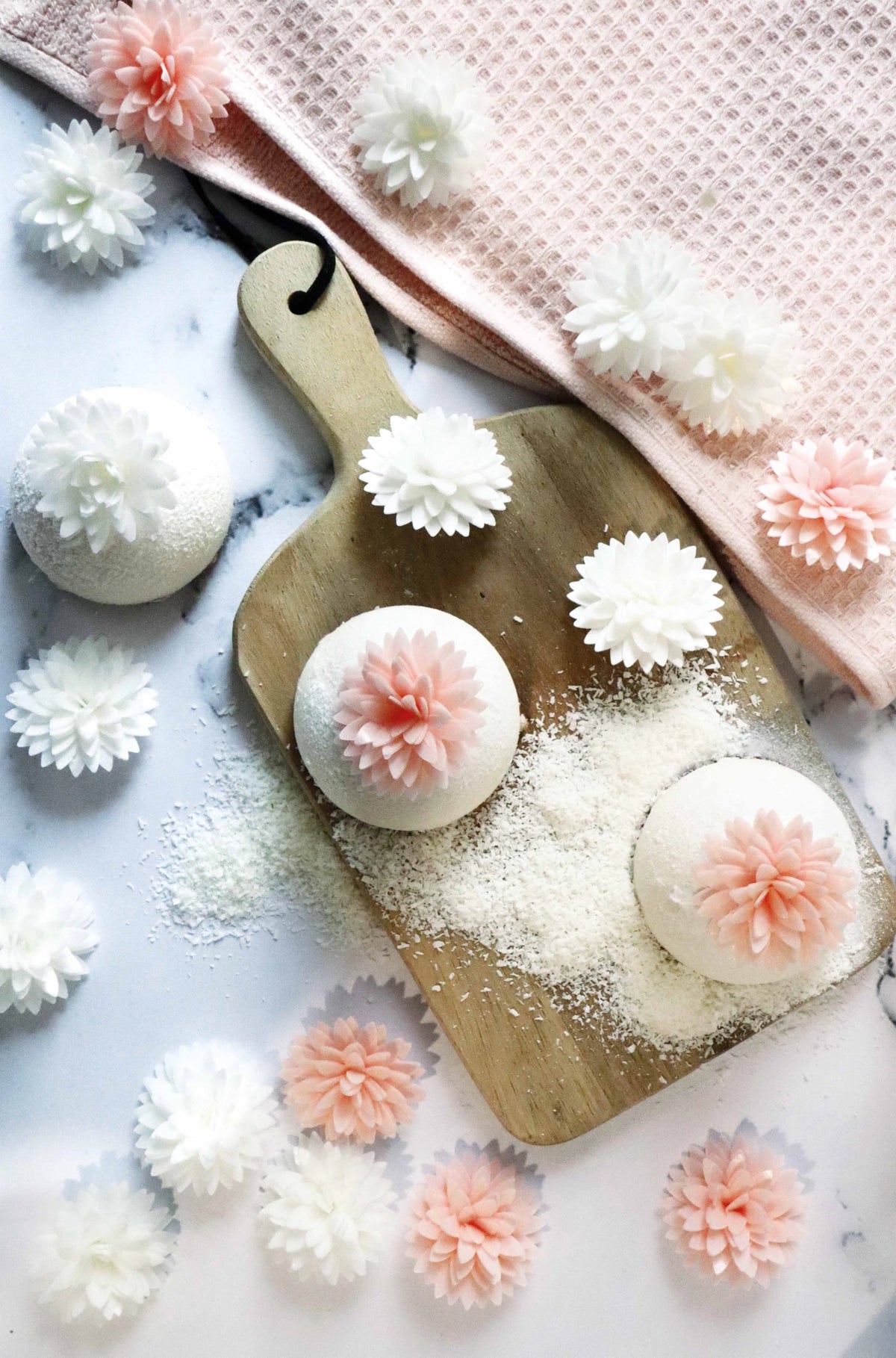 5er Set Dahlien aus Esspapier weiss, rosa in Pink präsentiert im Onlineshop von KAQTU Design AG. Zutaten ist von Scrap Cooking