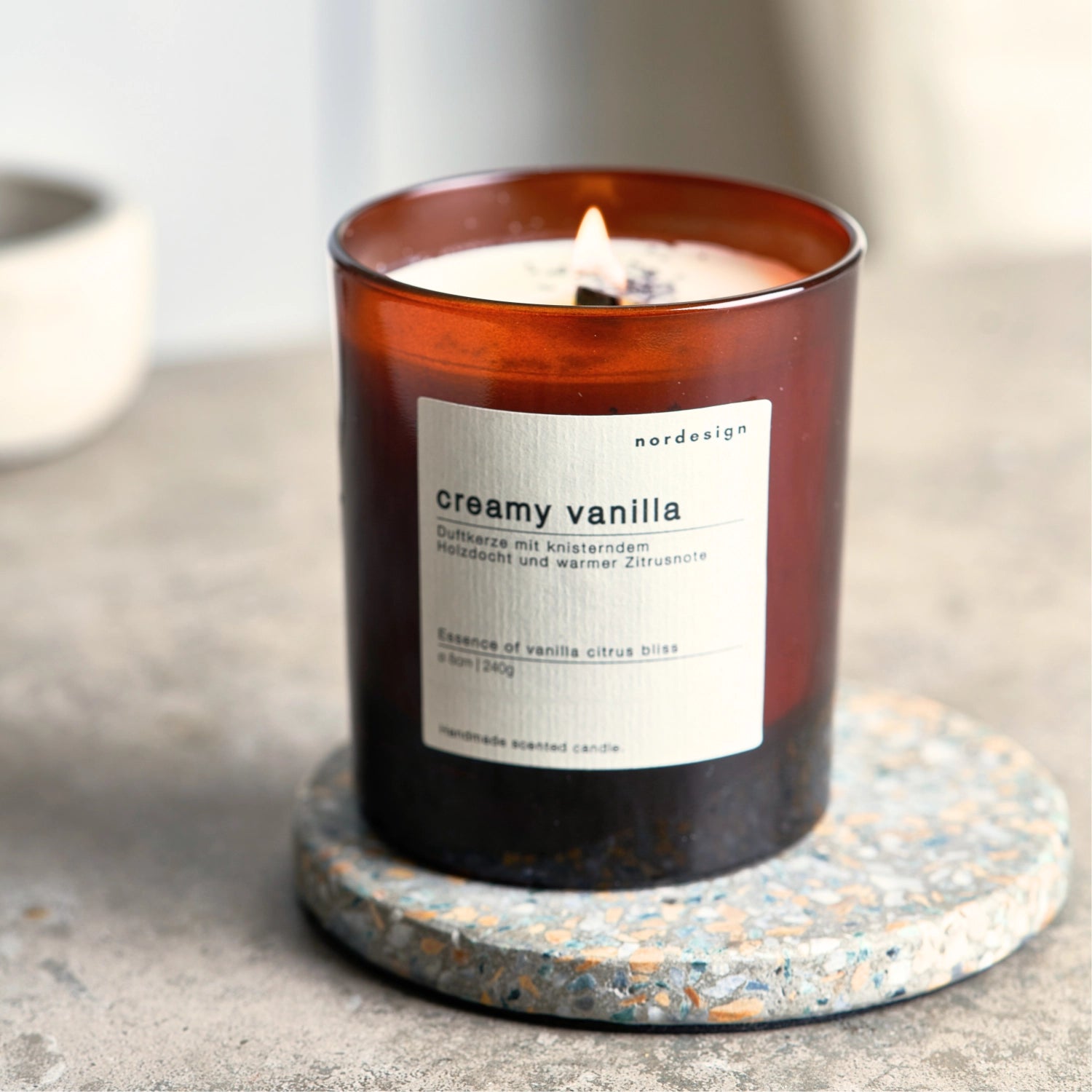 Elegante Duftkerze in Glas mit Holzdocht, verströmt den warmen, süßen Duft von cremiger Vanille – ideal für eine gemütliche Atmosphäre.