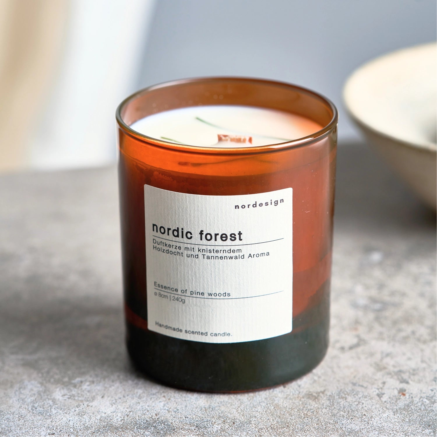 Elegante Duftkerze im Glas mit Holzdocht, inspiriert von nordischen Wäldern. Ideal für eine gemütliche Atmosphäre und entspannende Momente.