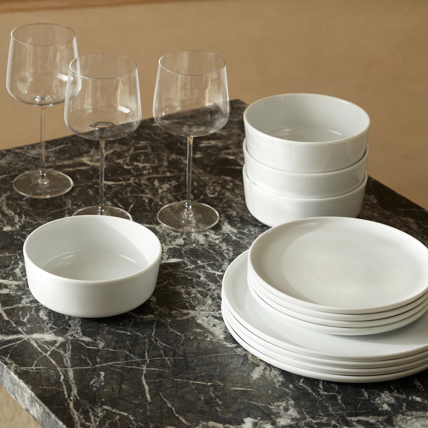 Elegante weiße Schale von LSA mit einem Durchmesser von 30 cm, perfekt für dekorative Arrangements und stilvolle Tischgestaltungen.