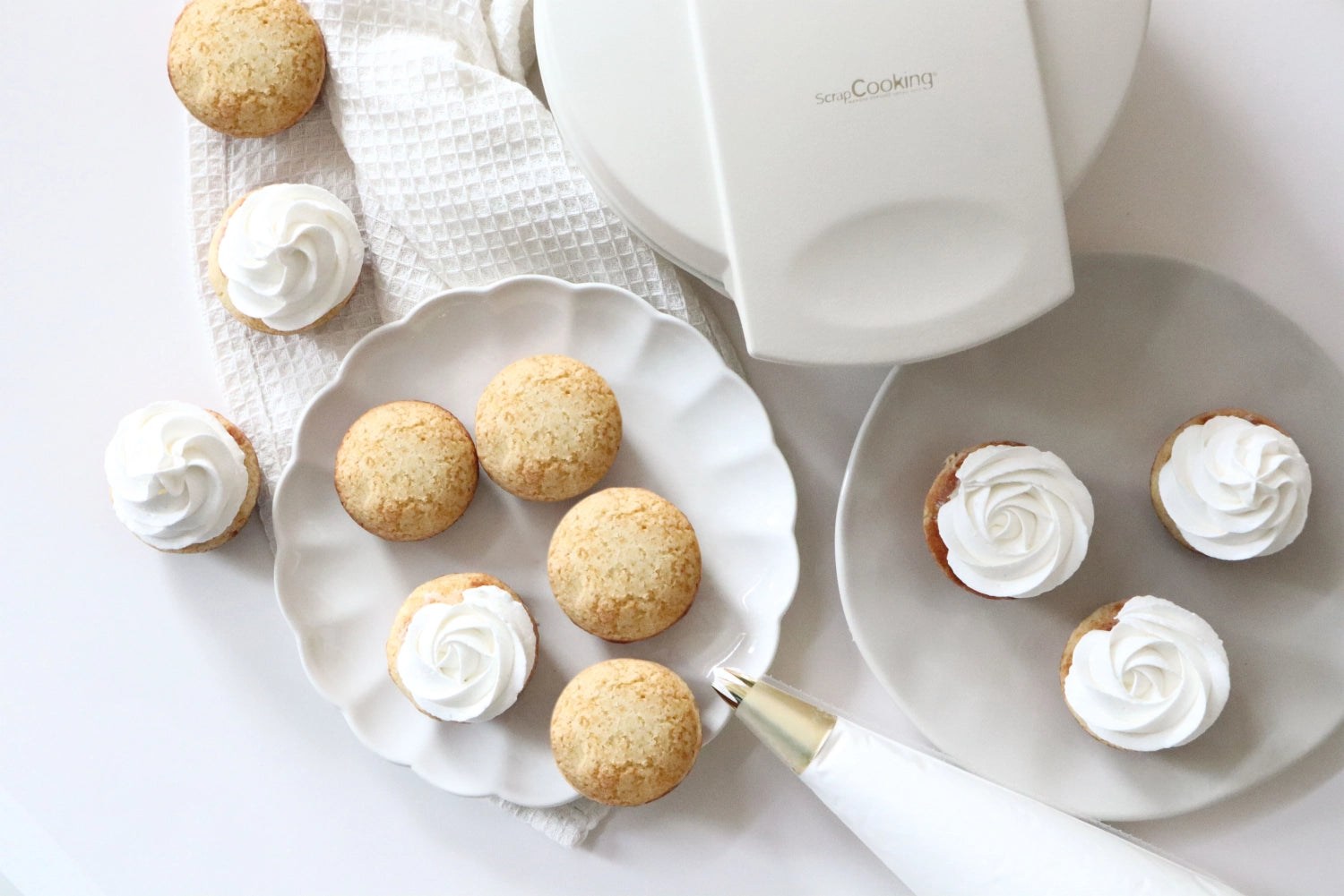 Die Mini Cupcakes Factory von Scrap Cooking in elegantem Weiß ermöglicht müheloses Backen von köstlichen Mini-Cupcakes für jeden Anlass.