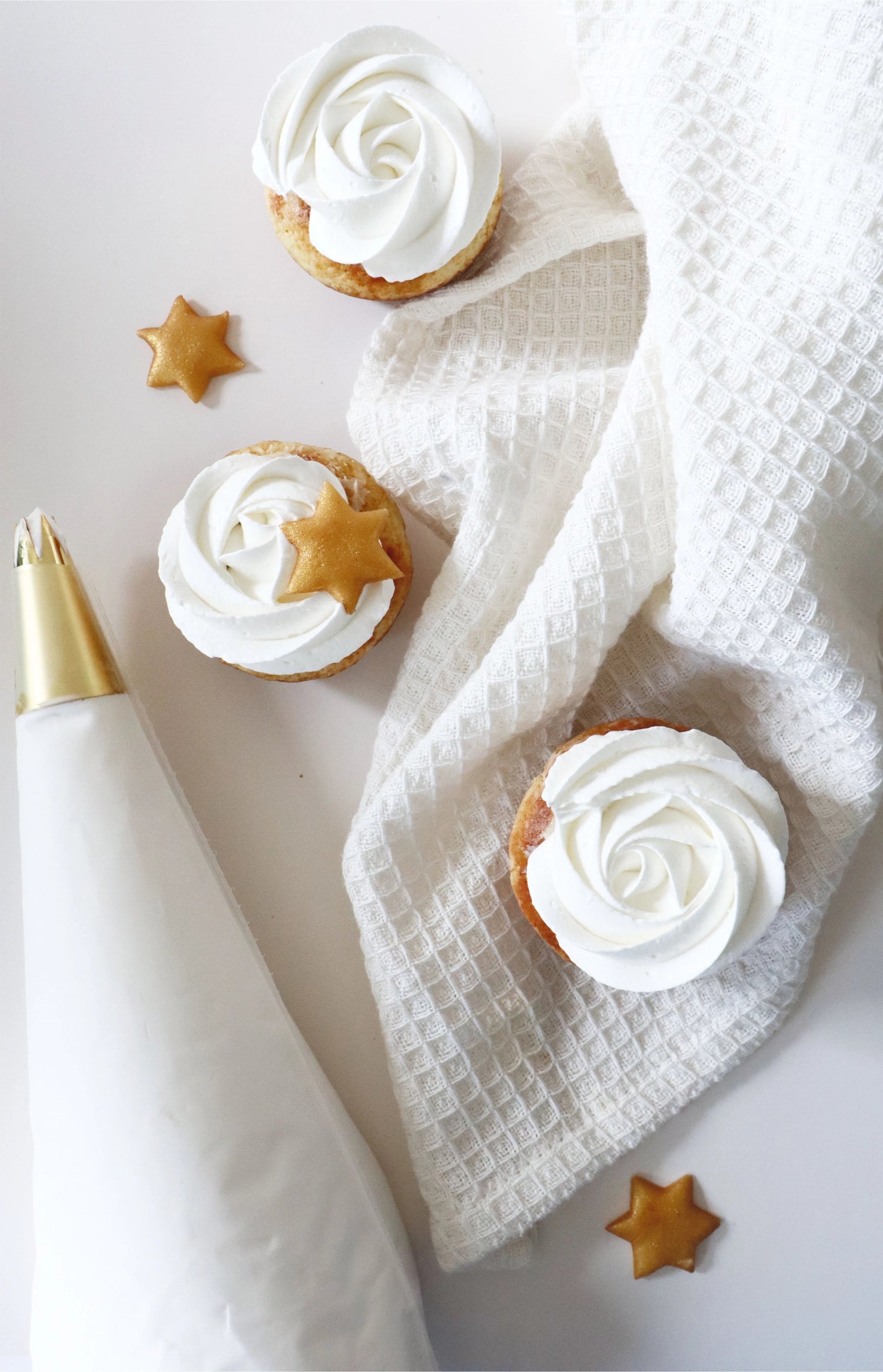 Die Mini Cupcakes Factory von Scrap Cooking in stilvollem Weiß ist ideal für die einfache Zubereitung von leckeren Mini-Cupcakes für jeden Anlass.