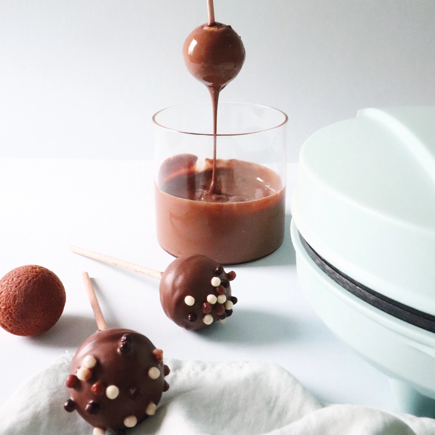 Cakepops Factory in stilvollem Blau, perfekt für die einfache Zubereitung von köstlichen Cakepops. Ein tolles Gadget für kreative Bäcker!