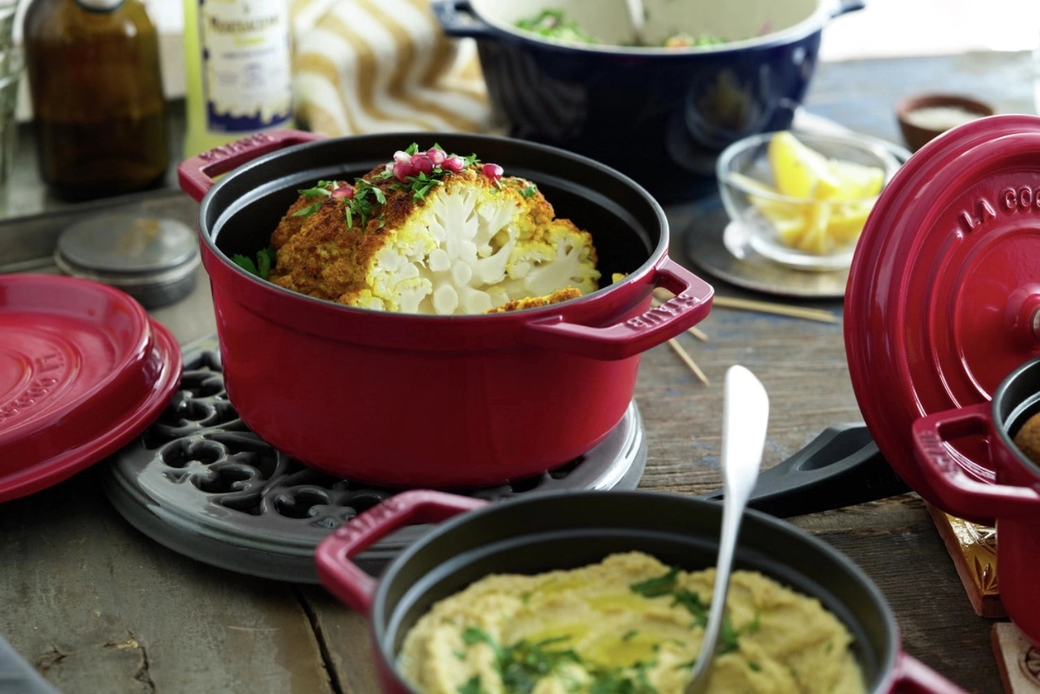 Runde Cocotte in leuchtendem Kirsch-Rot, 22 cm, aus langlebigem Gusseisen, ideal für schmackhafte Gerichte und stilvolle Präsentation.