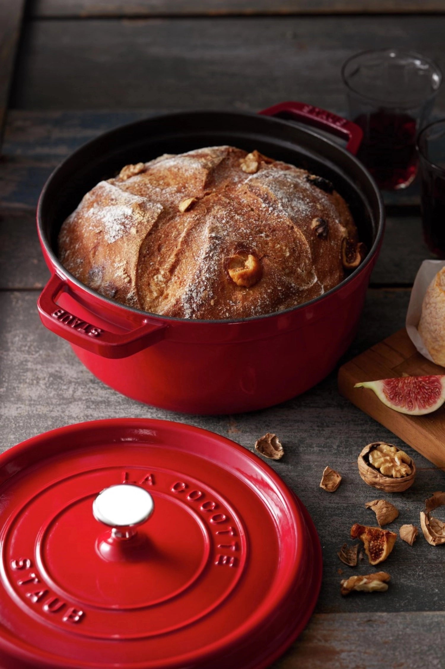 Runde Cocotte in Kirsch-Rot aus Gusseisen mit 3,8 l Volumen, ideal für schmackhafte Gerichte, stilvoll und funktional.