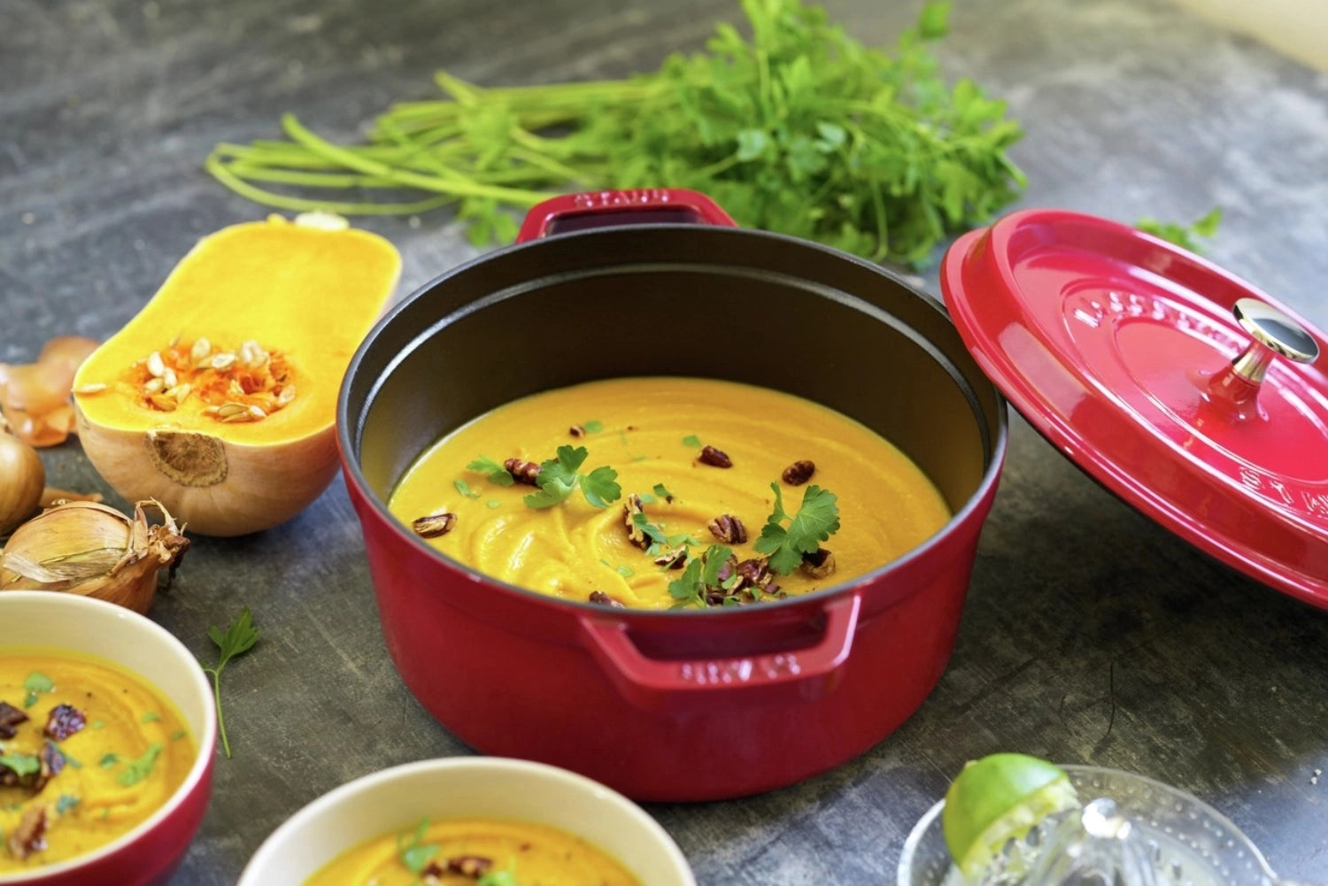 Elegante runde Cocotte in leuchtendem Kirsch-Rot, aus robustem Gusseisen, mit 3,8 l Fassungsvermögen für köstliche Kochkreationen.