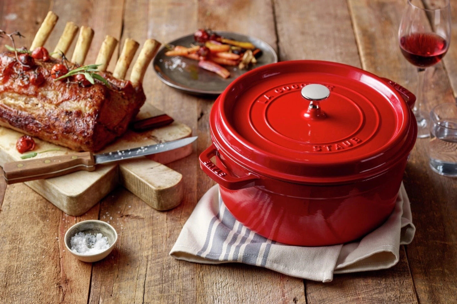 Elegante runde Cocotte in leuchtendem Kirsch-Rot, aus robustem Gusseisen, 28 cm Durchmesser, perfekt für köstliche Kochkreationen.