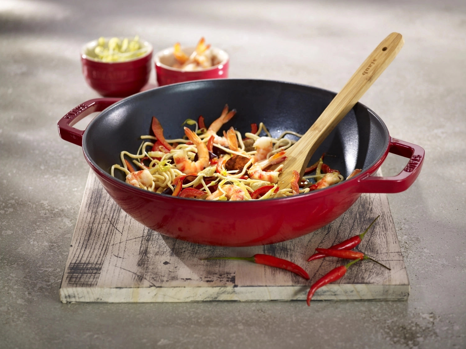 Eleganter Wok in Kirsch-Rot mit 4.4 Litern und 30 cm Durchmesser, ausgestattet mit einem praktischen Glasdeckel – ideal für kreative Kochabenteuer.