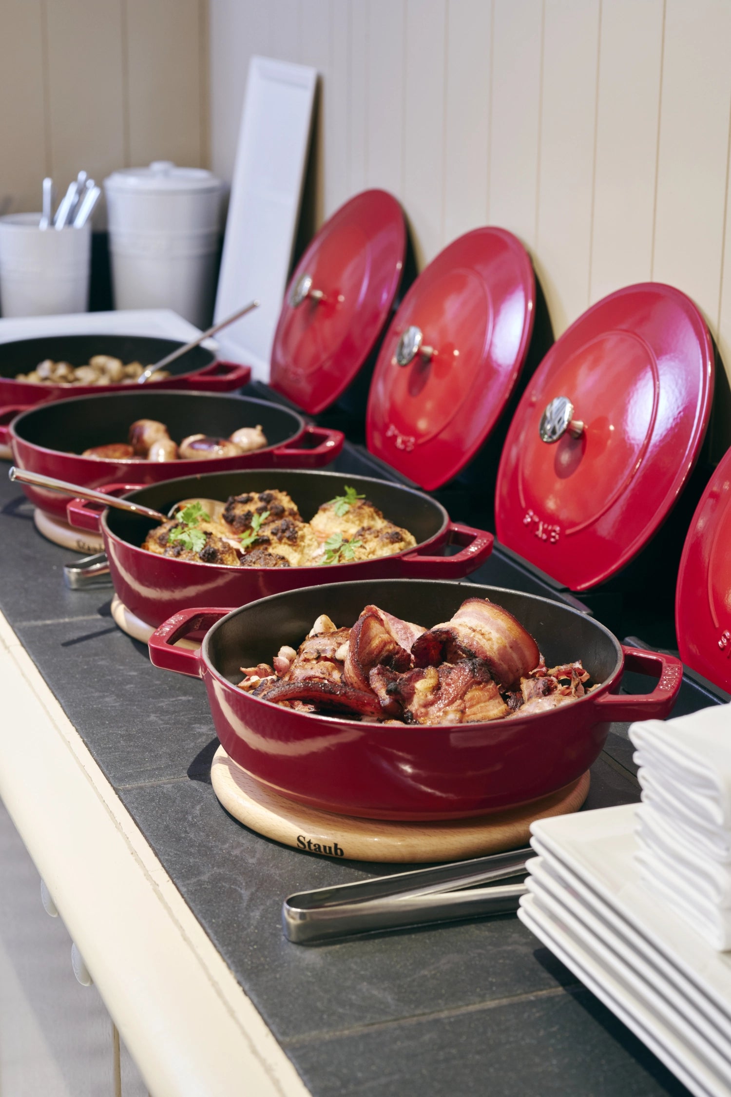 Schmorpfanne Chistera 28cm in Kirsch-Rot aus Gusseisen von Staub, ideal zum langsamen Garen und Braten, robust und langlebig.