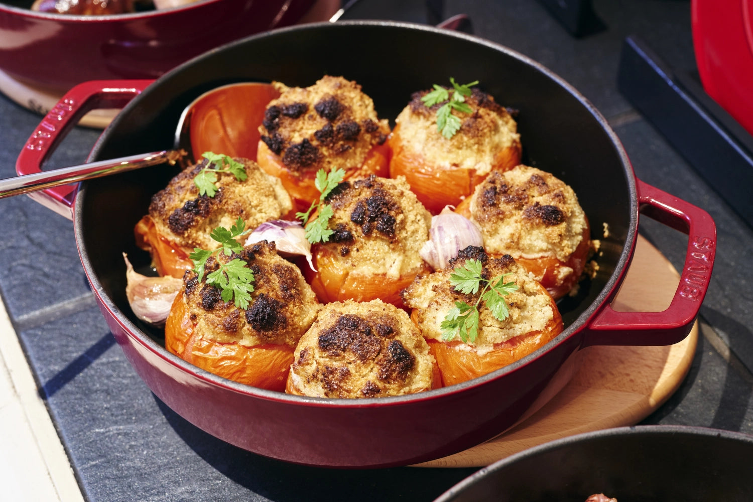 Robuste Schmorpfanne Chistera in leuchtendem Kirsch-Rot, 28 cm, aus langlebigem Gusseisen von Staub – ideal für aromatisches Schmoren und Braten.