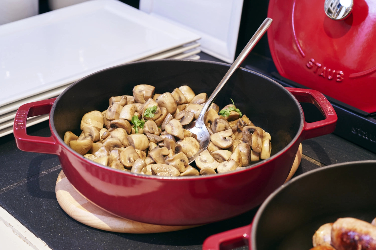 Elegante Schmorpfanne Chistera in strahlendem Kirsch-Rot, 28 cm, aus hochwertigem Gusseisen von Staub – perfekt für schmackhafte Gerichte.