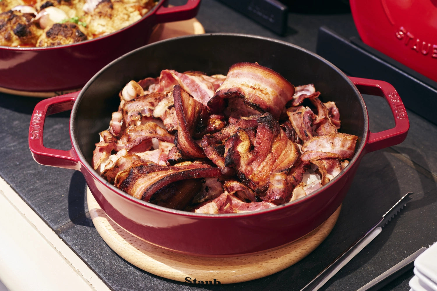 Robuste Schmorpfanne Chistera in leuchtendem Kirsch-Rot, 28 cm, aus langlebigem Gusseisen von Staub – ideal für köstliche Schmortöpfe.