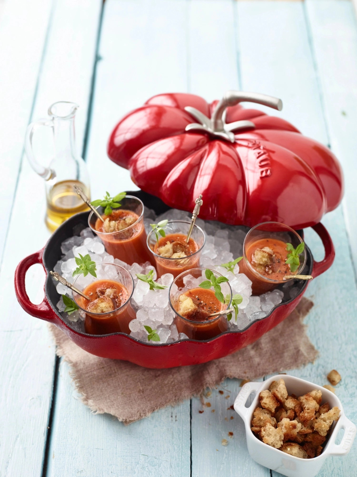Elegante Cocotte in strahlendem Tomate-Rot, 25 cm, aus langlebigem Gusseisen, ideal für schmackhafte Gerichte und stilvolles Kochen.