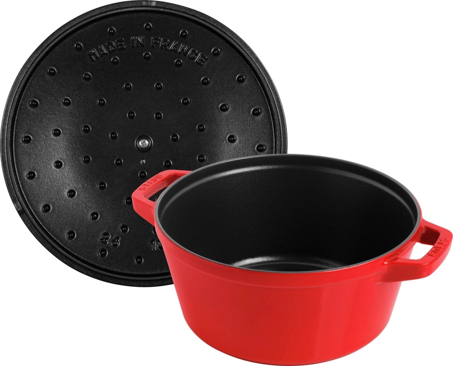 Stilvolle, runde Cocotte in Kirsch-Rot von Staub, 4-teilig, 24 cm, perfekt für kreative Kochideen und ansprechende Tischpräsentationen.