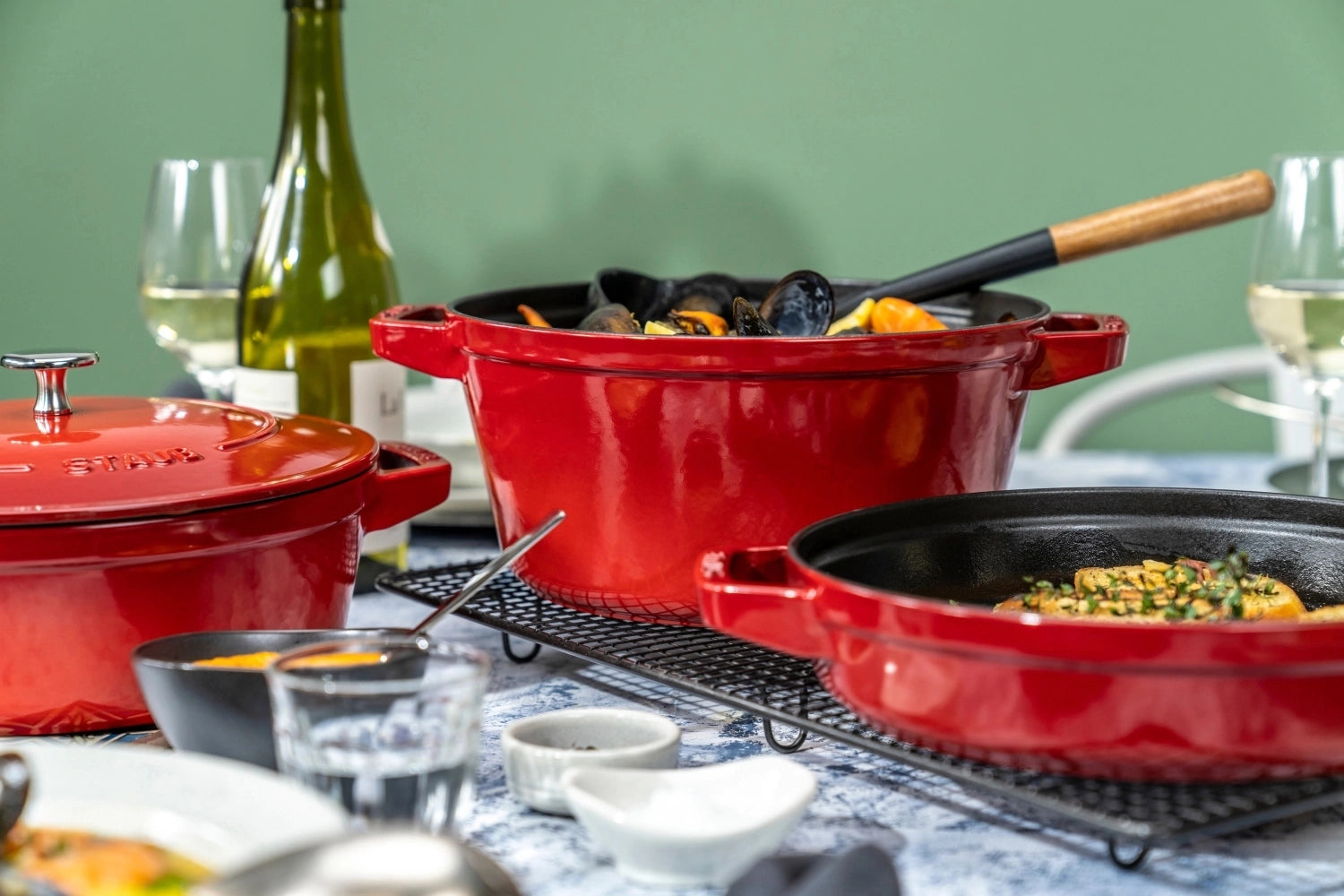 Stilvolle, runde Cocotte in Kirsch-Rot von Staub, 4-teilig, 24 cm, perfekt für kreative Kochabende und ansprechende Tischpräsentationen.