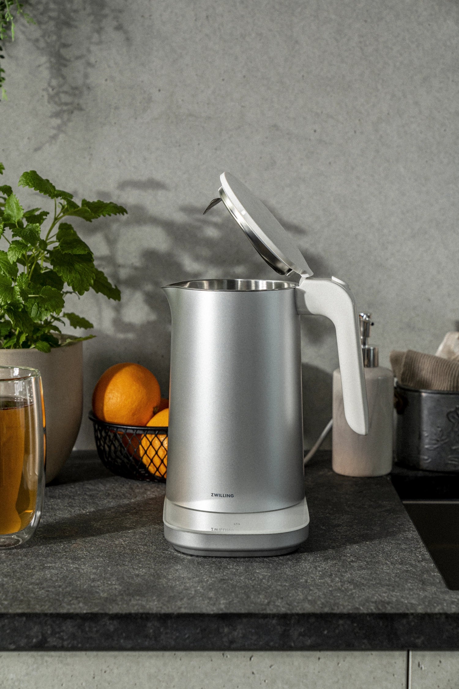 Eleganter Enfinigy Wasserkocher PRO 1l in Silber von Zwilling, ideal für stilbewusste Küchen und effizientes Wasserkochen.